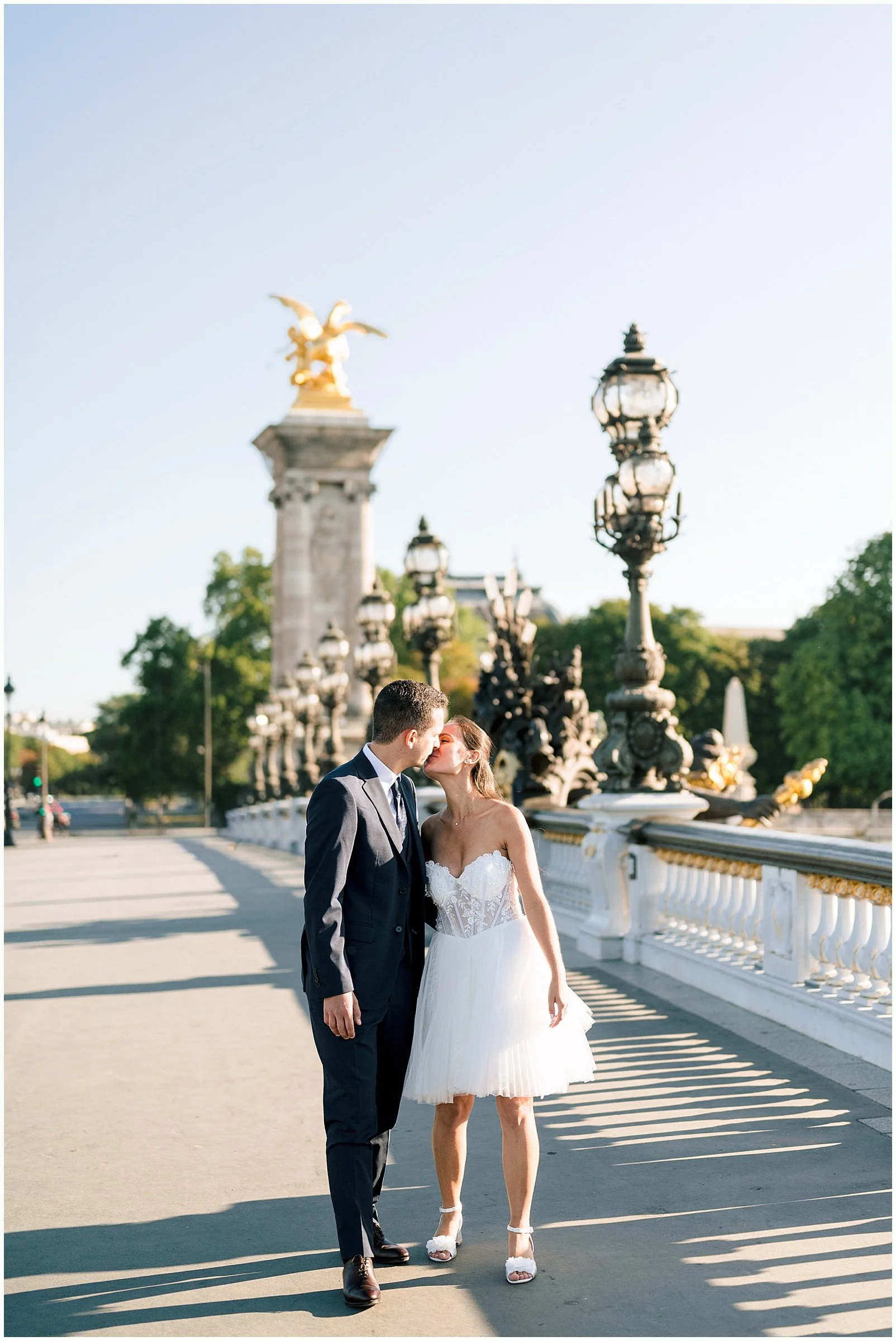 Couple marche sur le pont Alexandre III à Paris