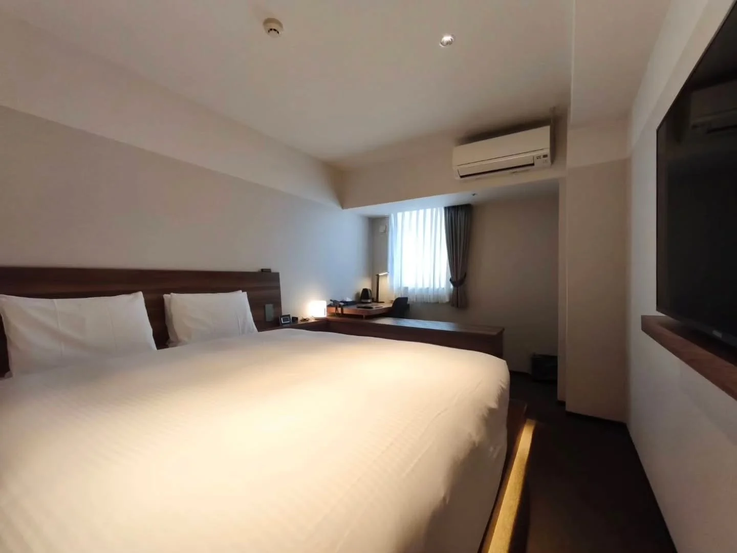 ゆったり過ごしたい方や、お子様連れのお客様におすすめなのがQueen RoomとKing Room。

お部屋でのくつろぎタイムを重視して、当ホテルでは高品質なベッドを世界中に提供し続けるSimmonsとベッドを共同開発しています。

Queen Roomには幅160㎝、
King Roomには幅180㎝の広々したベッドを導入。

ベッドの向かいには50インチの大型TVを設置していますので、寝ころびながら映画やYouTubeも楽しめますよ。

まだまだ暑いこの季節の神戸旅では、昼間の歩き疲れた体