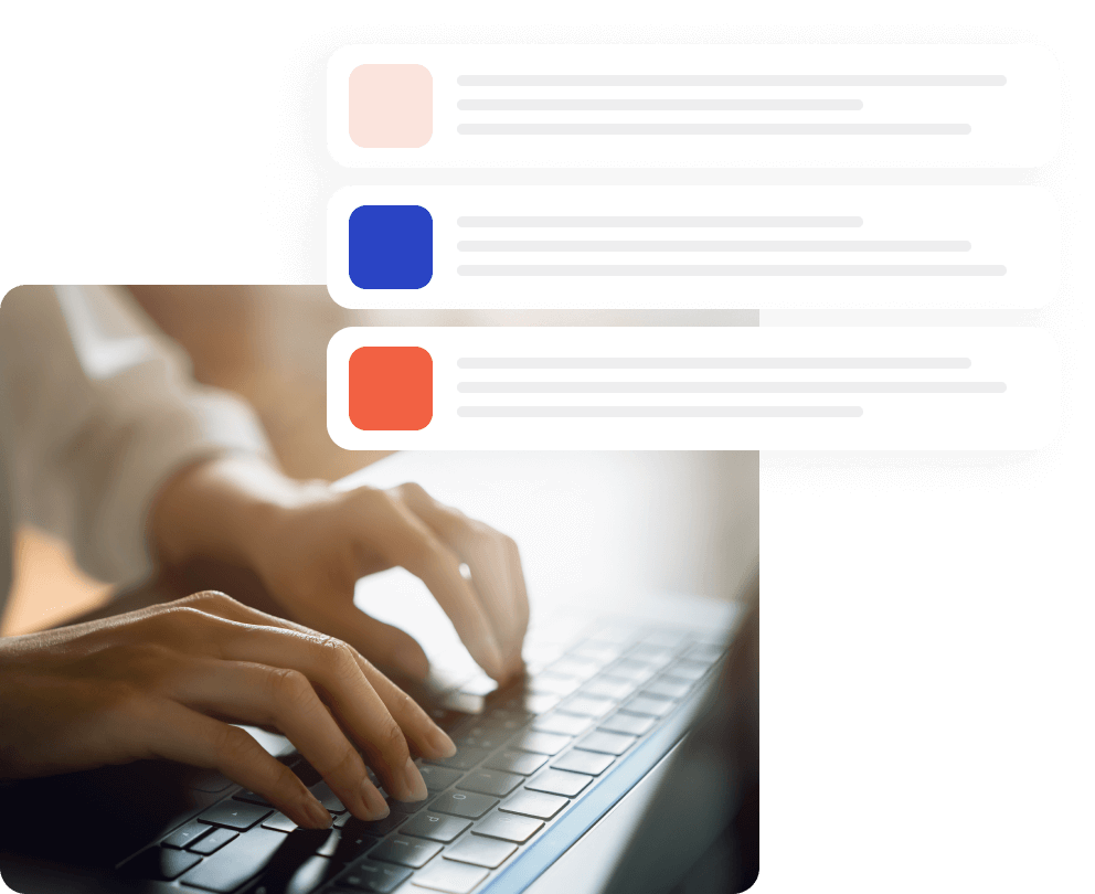 Närbild av en person som skriver på ett laptop-tangentbord med chattmeddelanden som flyter ovanför, som illustrerar ApoSuites modul Idex för Product Information Management.