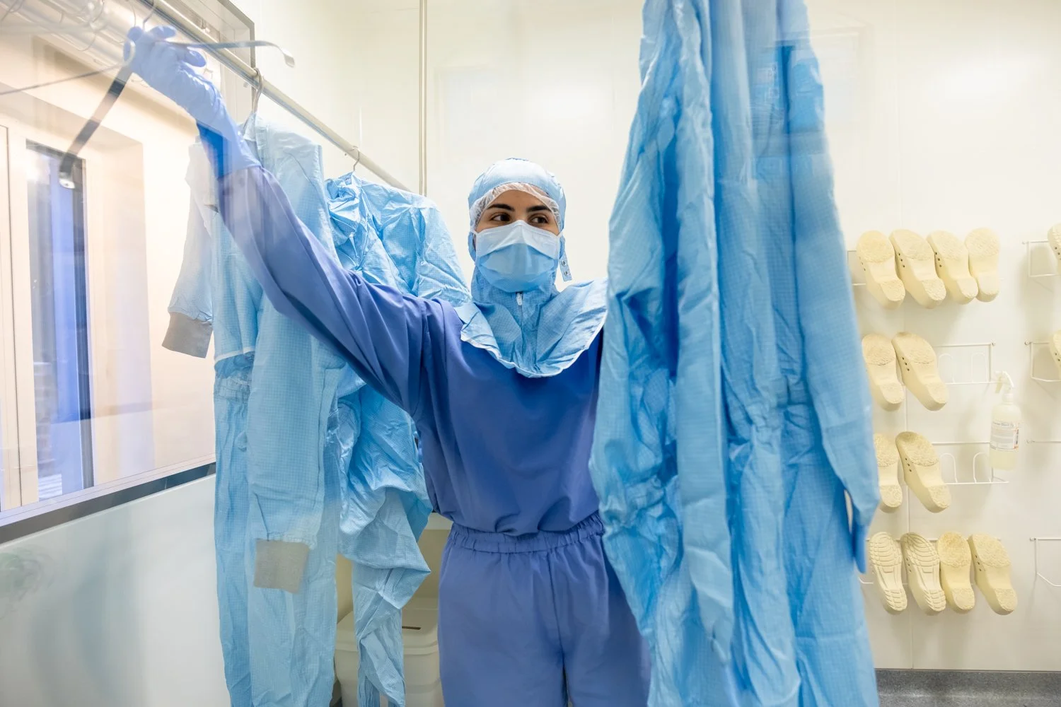 Farmaceut i blå skyddutrustning på Medovia