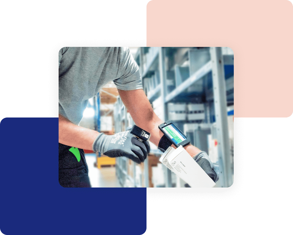 En arbetare i ett lager använder en handhållen streckkodsläsare för att skanna ett paket, med hyllor fulla av lådor i bakgrunden, som illustrerar ApoSuites modul PicPac som är ett Warehouse Management System.