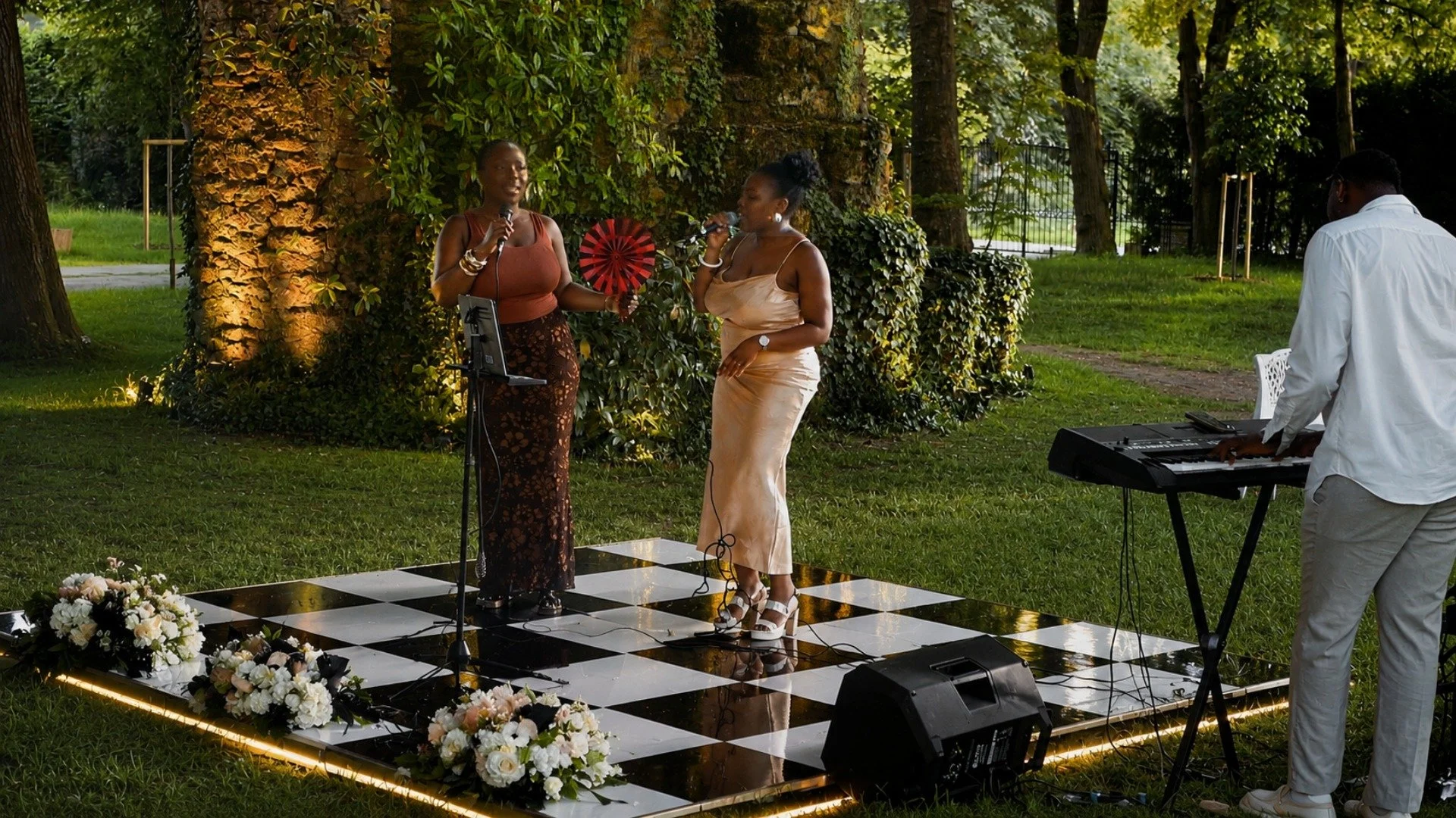 Notre piste damier de 9 m&sup2; a offert un &eacute;crin unique &agrave; nos artistes pour un cocktail aux influences R&amp;B &amp; Afro. ♟️

Une signature visuelle qui fait toute la diff&eacute;rence. 

#chateaudesanteny #webelievemusic #dancefloor 
