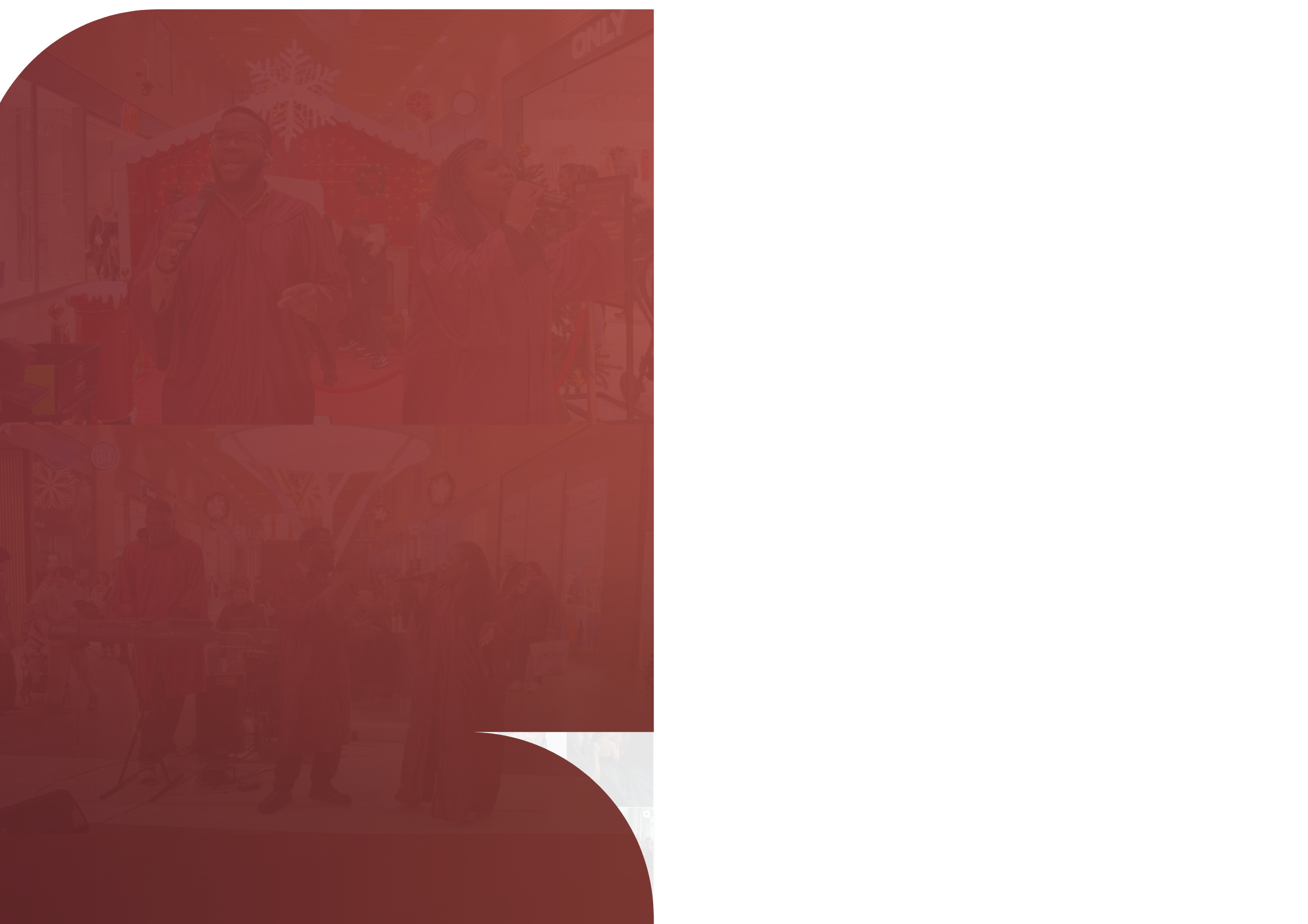 Deux personnes chantent dans un centre commercial décoré pour Noël, avec des arbres de Noël illuminés et des décorations festives.