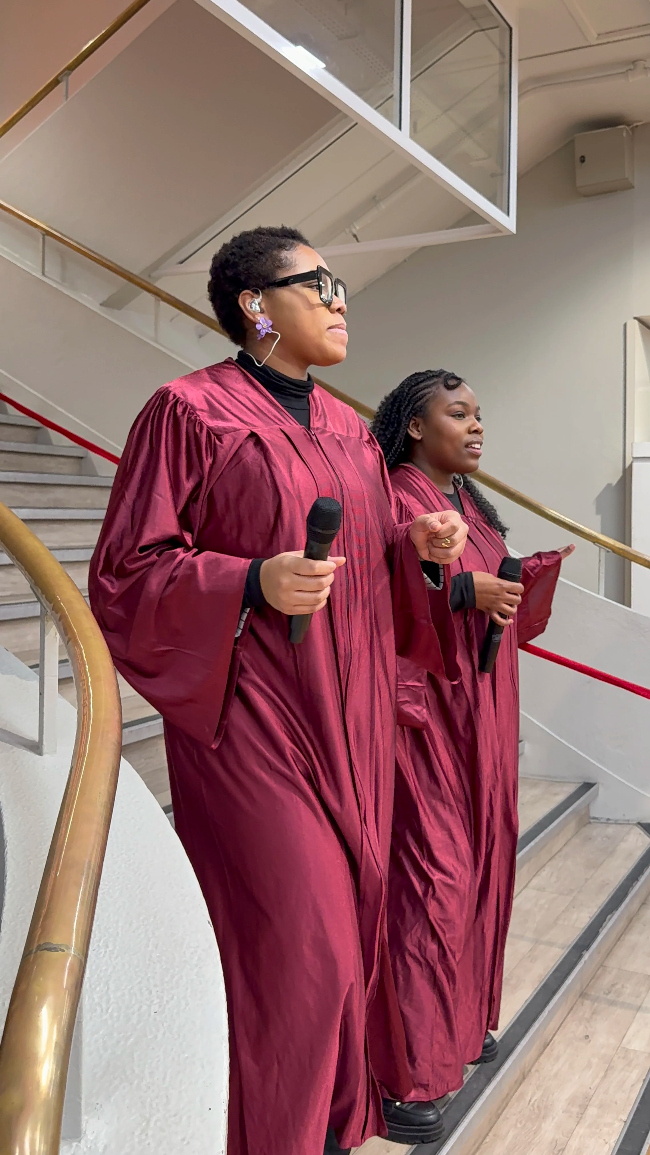 Deux femmes africaines en toges bordeaux dans aux Galeries galeries lafayette de Caen.