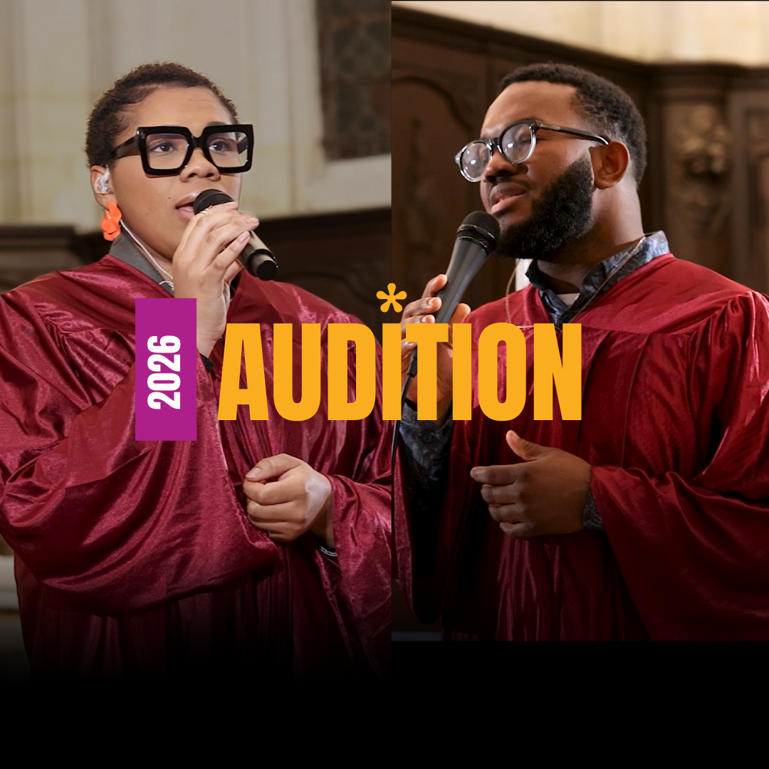 Deux personnes habillées en robes de cérémonie rouges avec des lunettes, tenant des microphones, lors d'une audition en 2026.