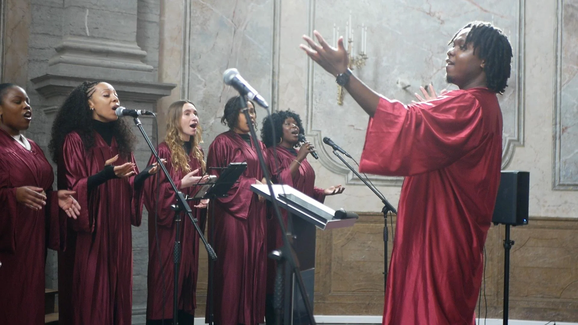UN CHEF DE CHOEUR DEVANT UNE CHORALE GOSPEL WEBELIEVE EN FRANCE