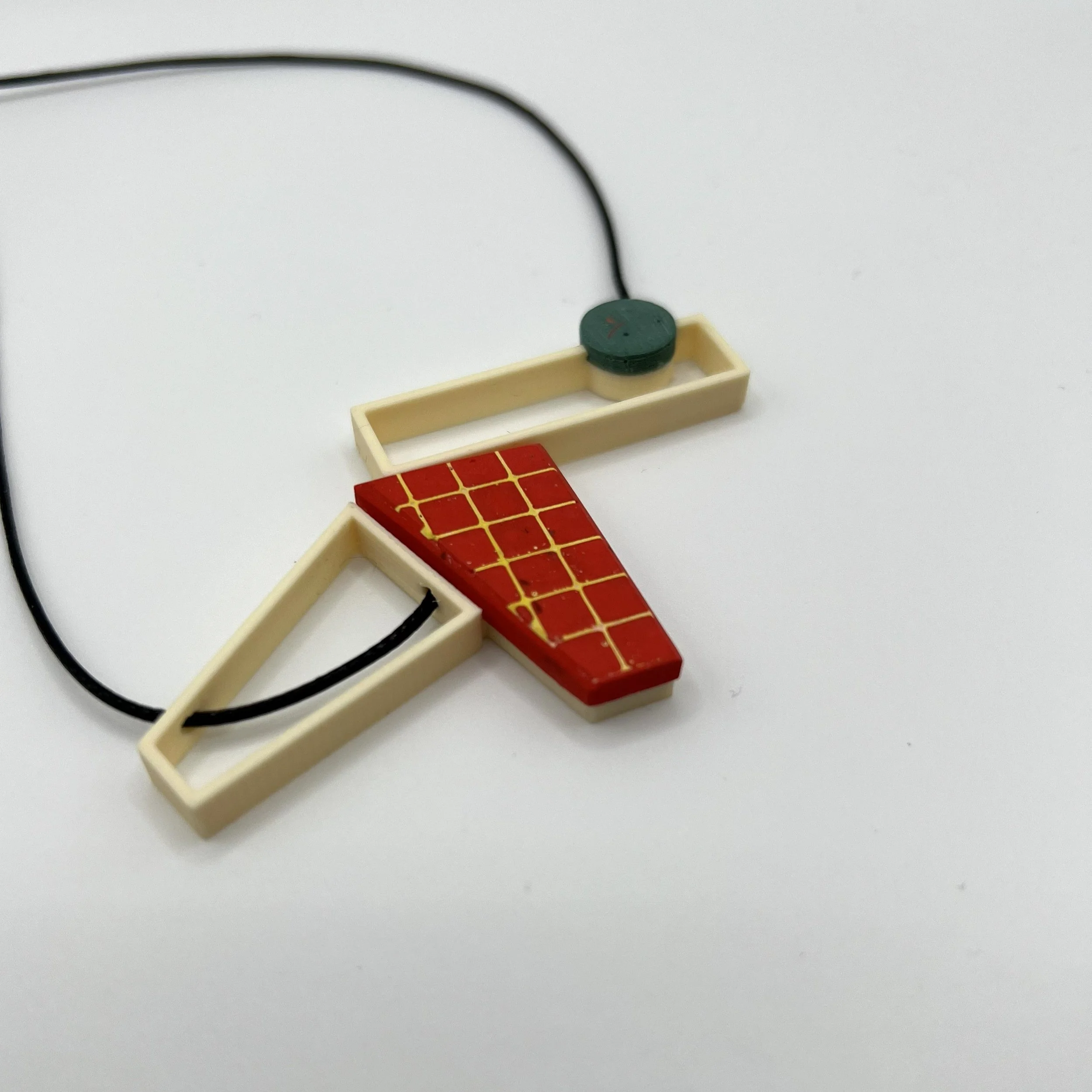 studiomariscat_collagenecklace_redgreen2.jpg