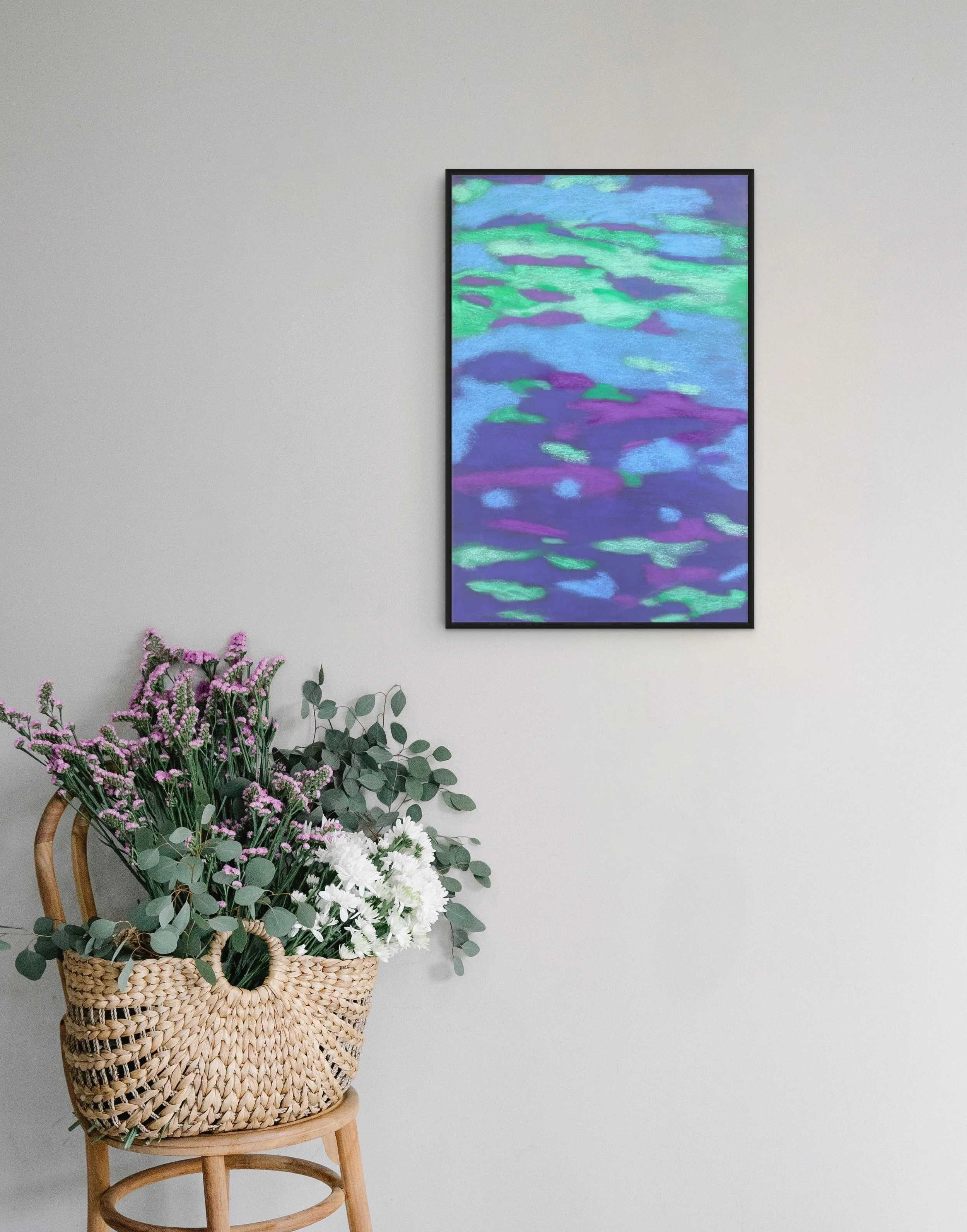 Œuvre abstraite au pastel accrochée dans un intérieur contemporain – Atelier Cléophée