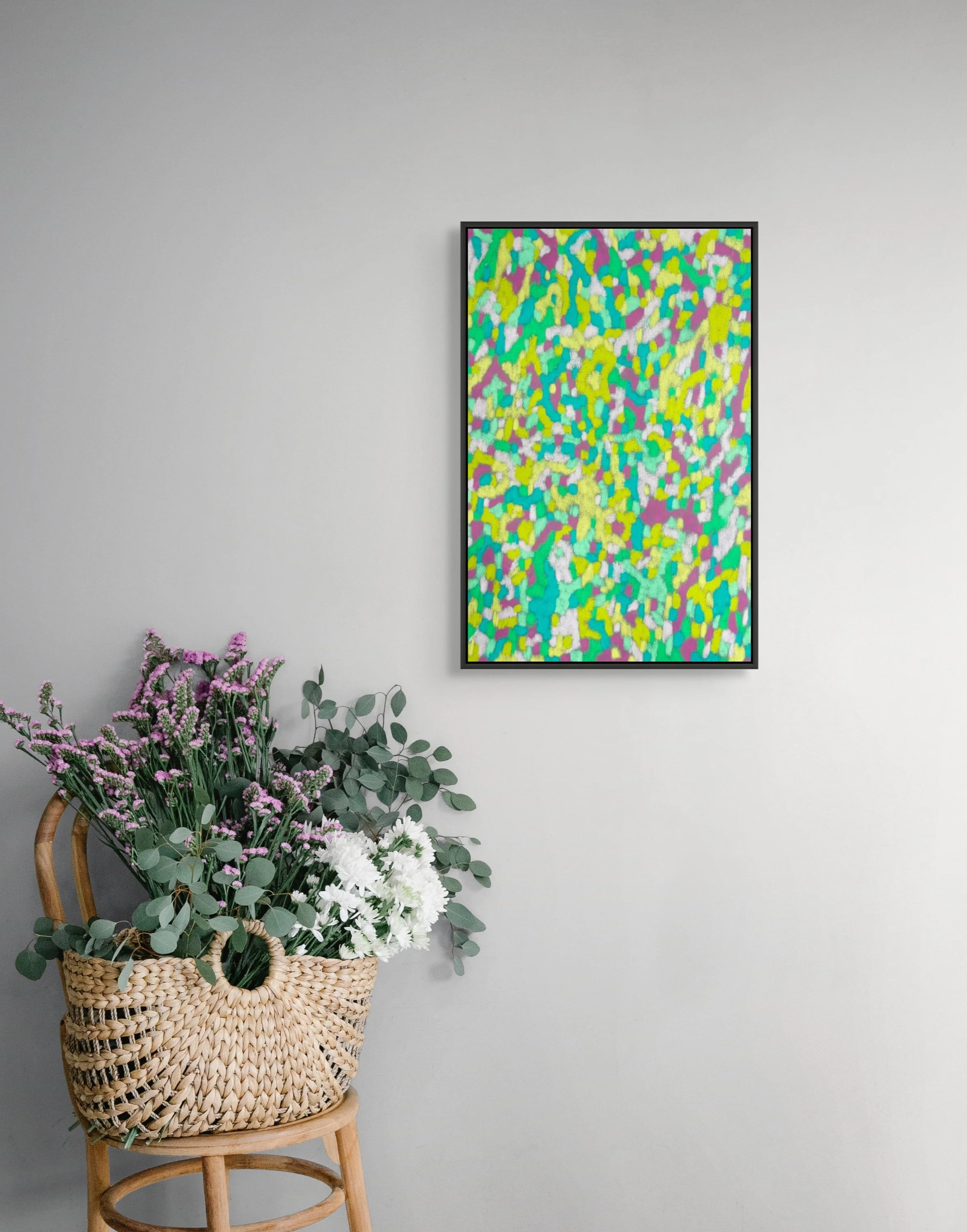 Œuvre abstraite colorée au pastel accrochée dans un appartement parisien contemporain – Atelier Cléophée