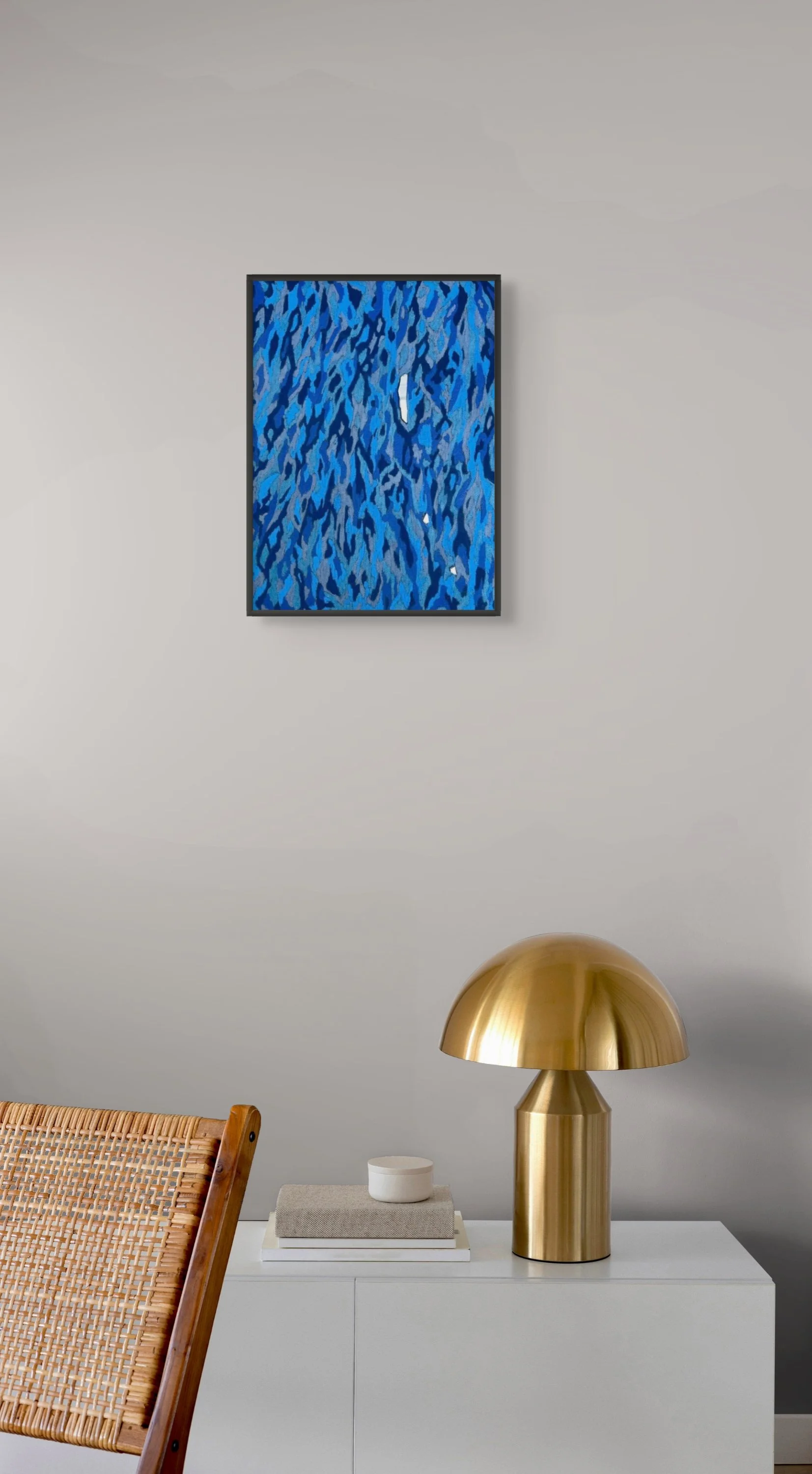 Œuvre murale bleue décorative accrochée dans un appartement parisien – Atelier Cléophée