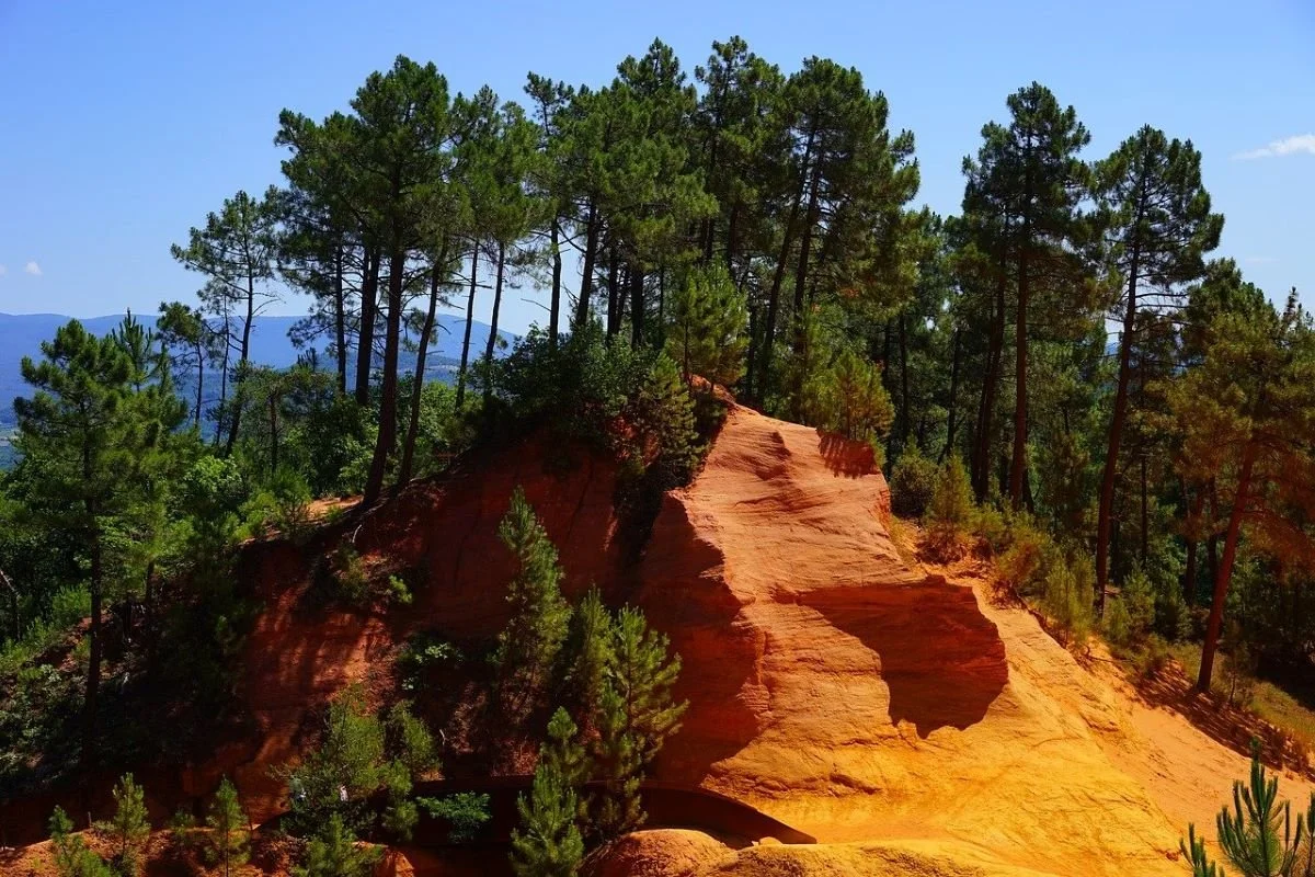 Vue du Luberon en Provence – source d’inspiration pour une œuvre contemporaine au pastel sec – Atelier Cléophée