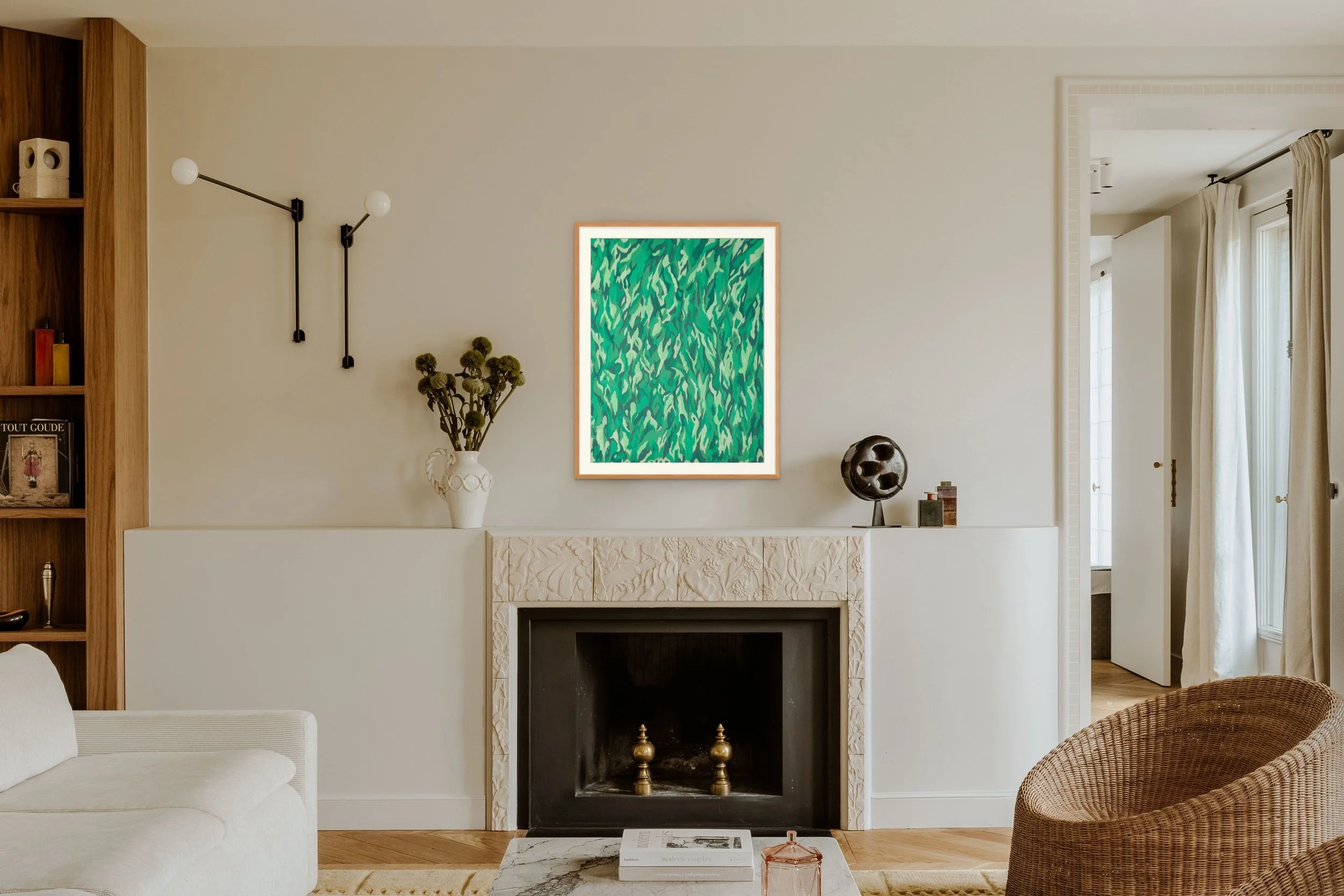 Œuvre abstraite au pastel sec exposée dans un appartement parisien avec cheminée