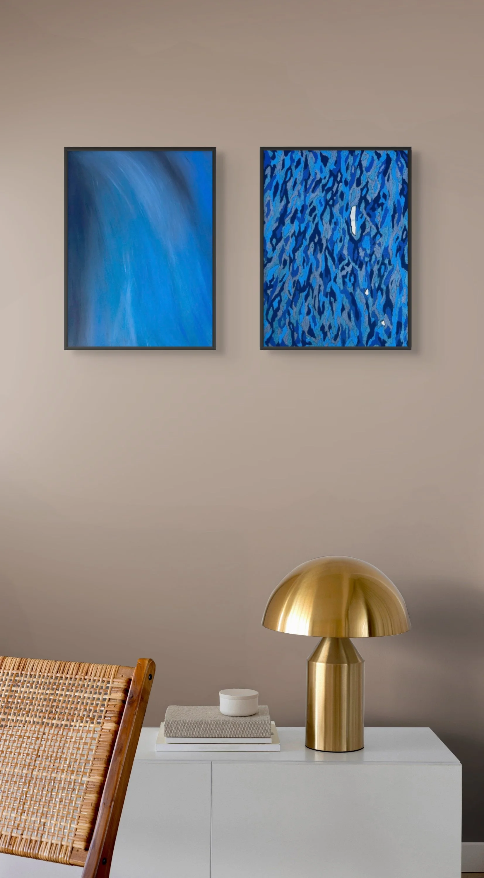 Œuvre abstraite bleue dans un intérieur parisien The Oblist, création originale Atelier Cléophée