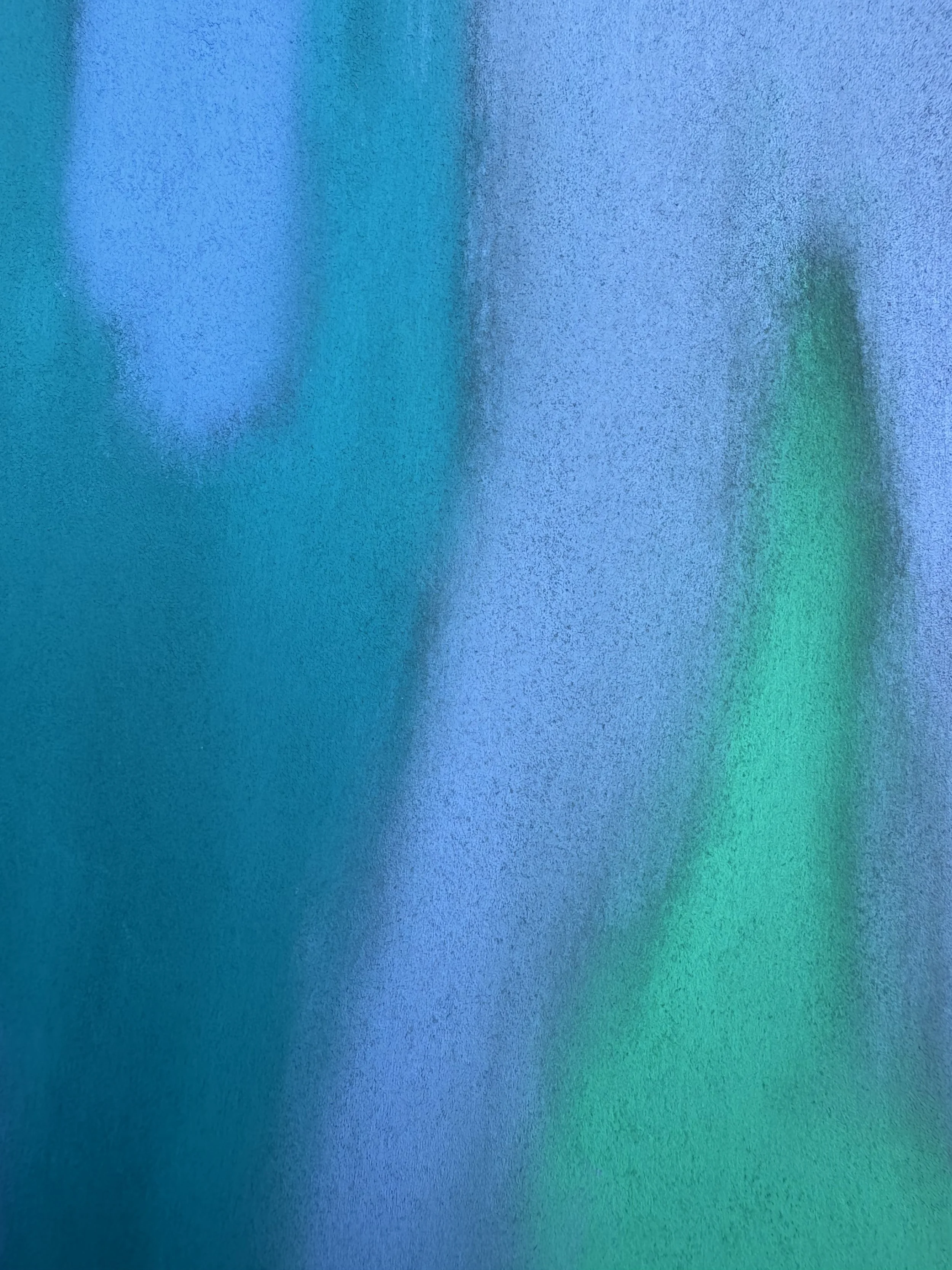 Détail d’un pastel sec abstrait bleu inspiré par l’Italie, signé par l’artiste émergente Atelier Cléophée