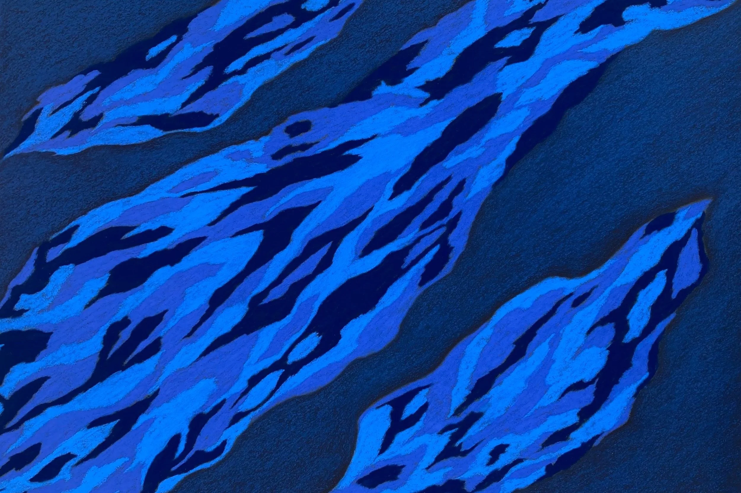 Détail du pastel sec – motifs bleus d’un dessin abstrait inspiré par la vie sous-marine – Atelier Cléophée