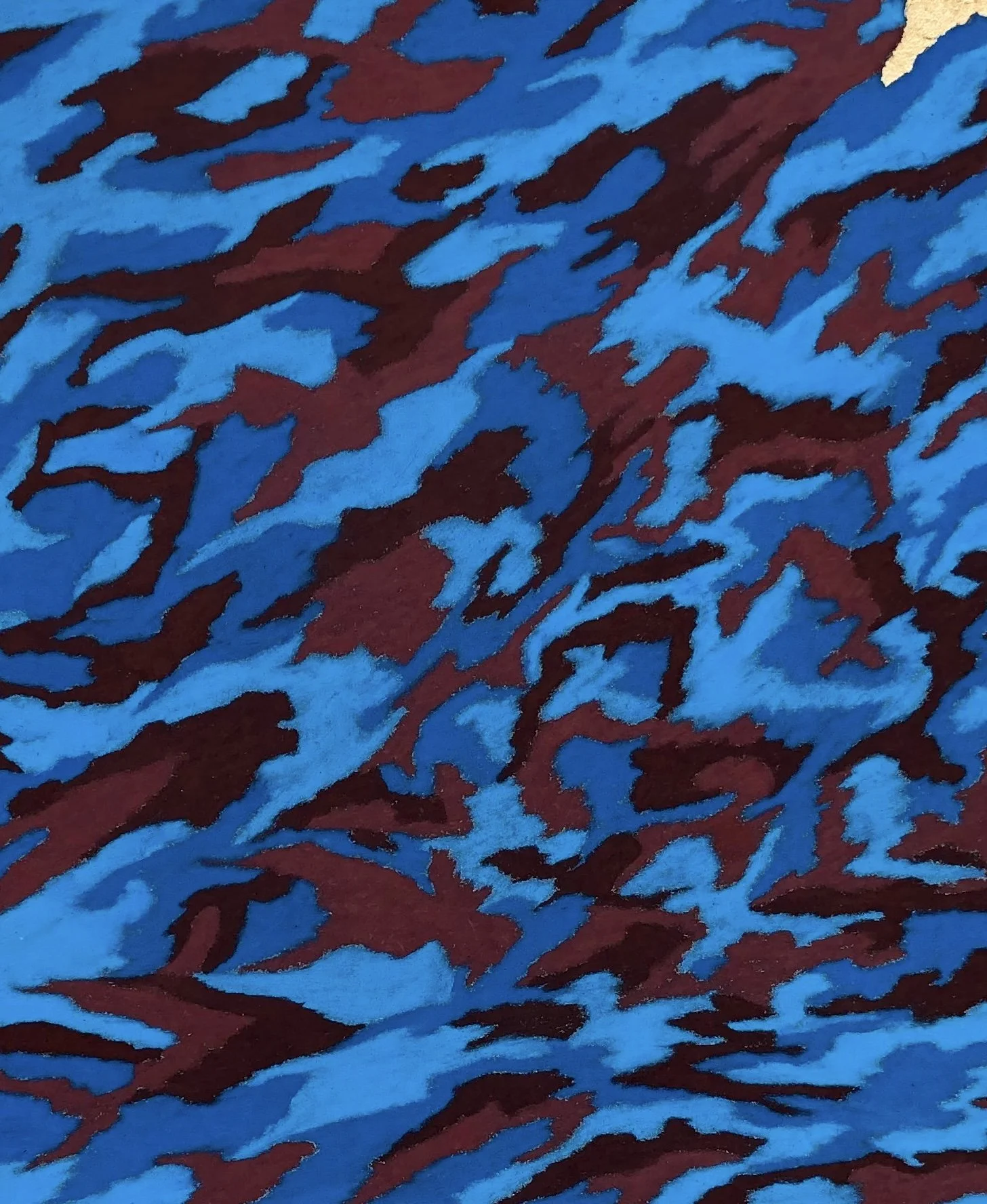 Gros plan sur les détails d’un pastel sec abstrait inspiré du film Interstellar – patterns bleus et chocolat