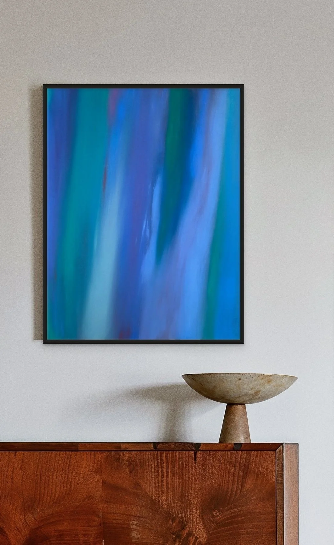 Œuvre abstraite au pastel accrochée dans un intérieur contemporain The Oblist, création originale Atelier Cléophée.