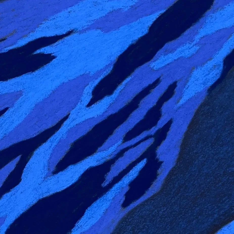 Détail des motifs bleus – pigments bleus d’un dessin abstrait inspiré par la mer – Atelier Cléophée