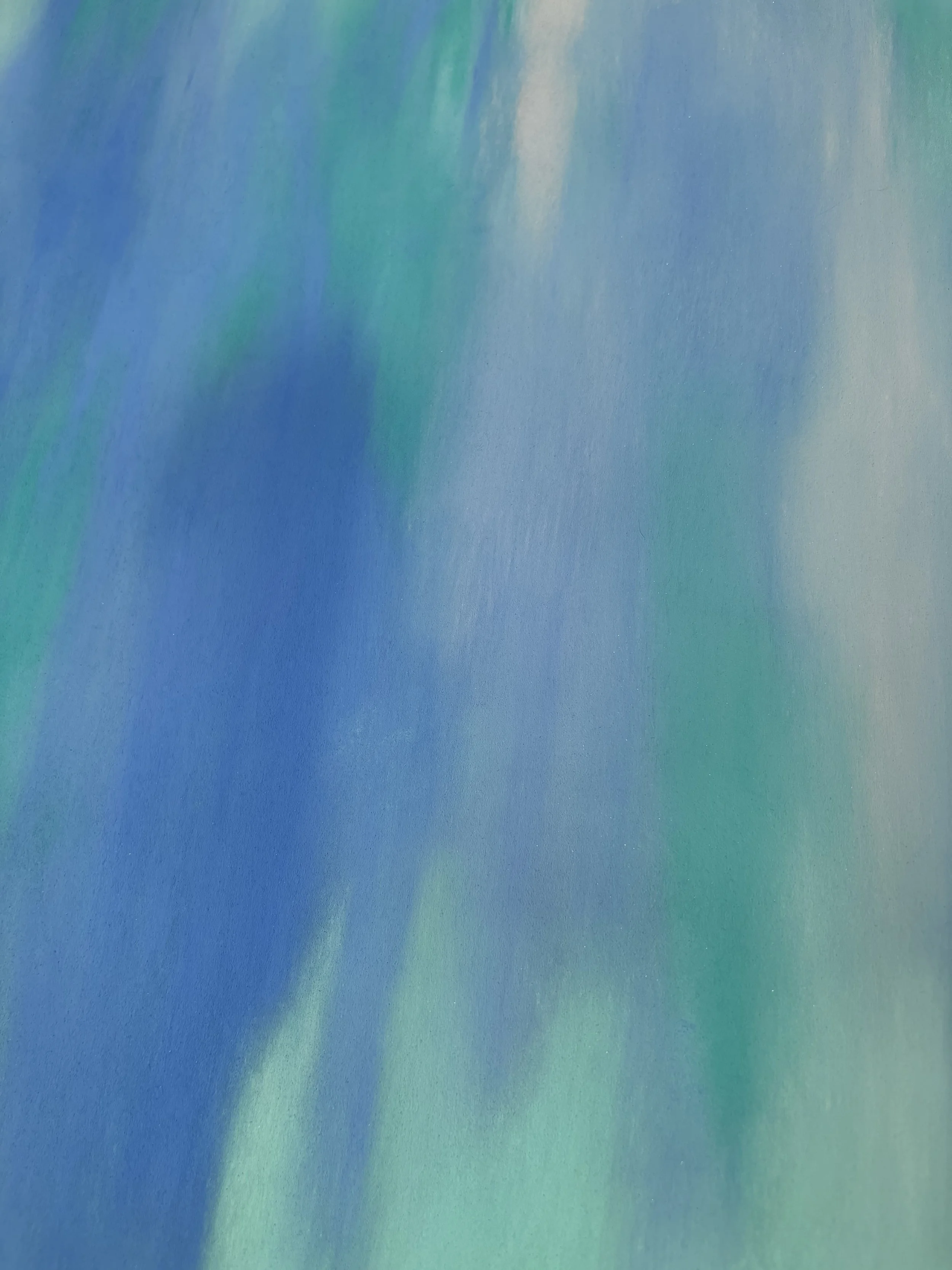 Détail d’un pastel abstrait bleu lumineux, signé par l’artiste émergente Atelier Cléophée