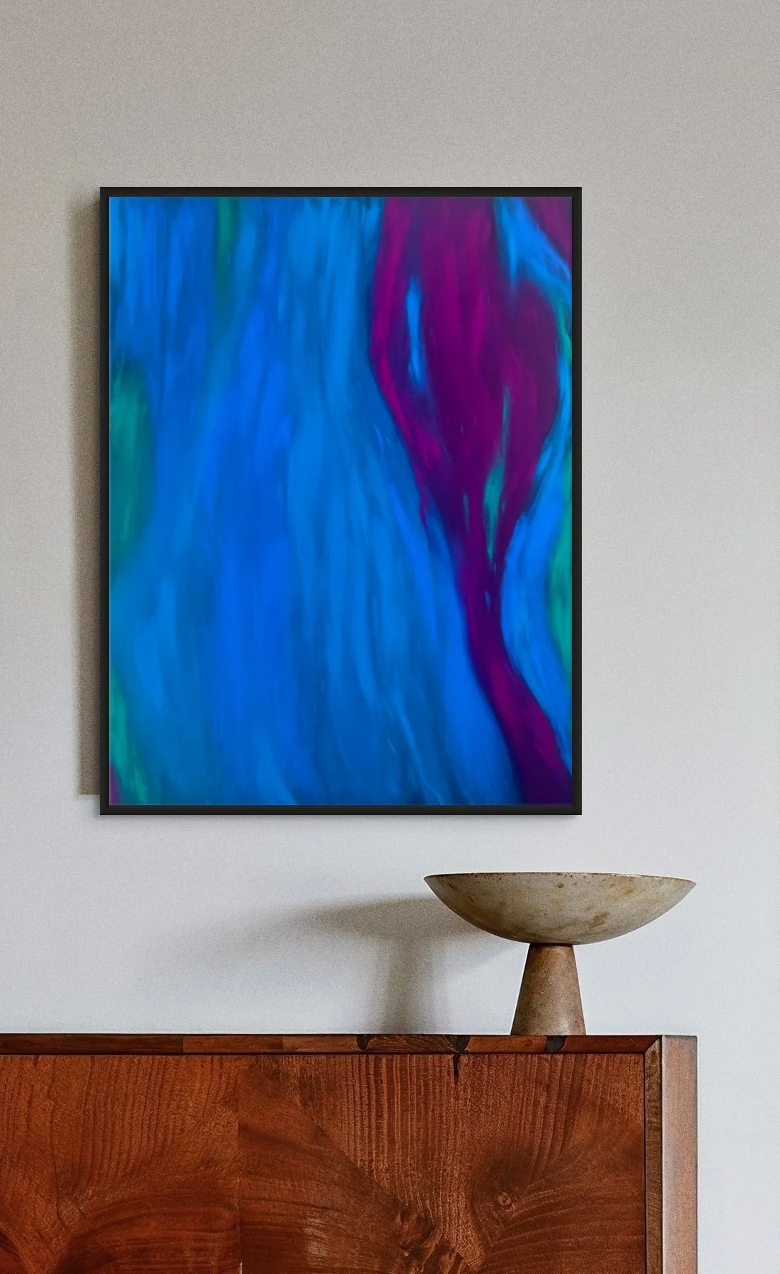 Œuvre contemporaine colorée d'Atelier Cléophée présentée en situation dans un appartement parisien, accrochée au mur d’un intérieur moderne et minimaliste