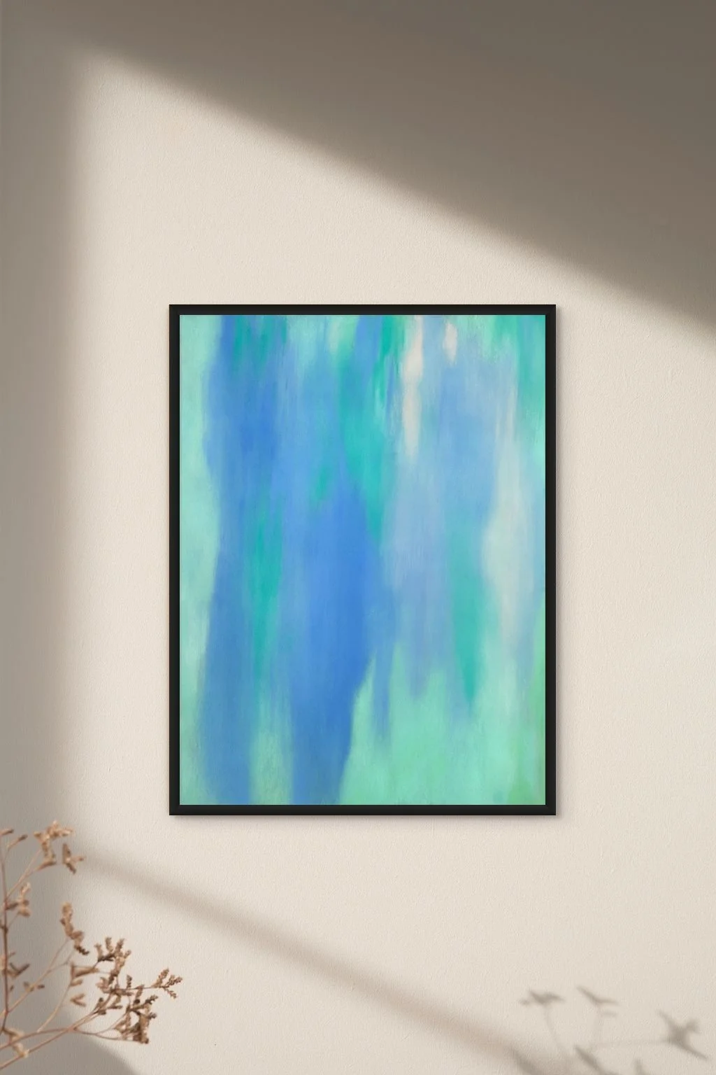 Peinture abstraite bleue « Blue Wind » dans intérieur parisien, réalisée par l’artiste parisienne Atelier Cléophée
