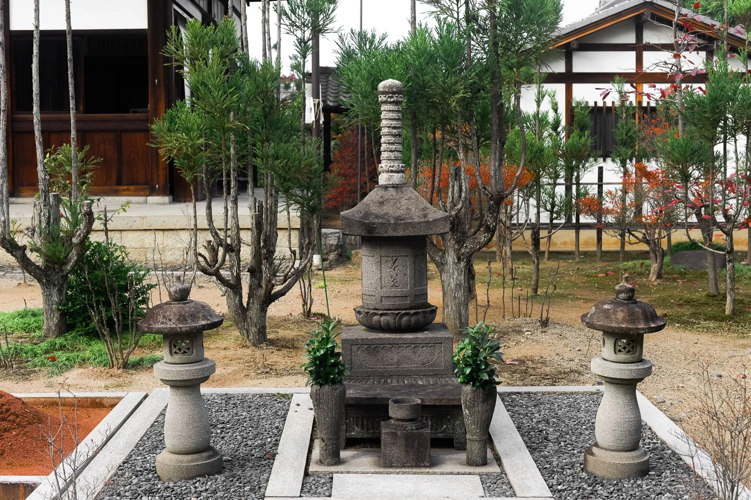  宝篋印塔 Hōkyōintō  