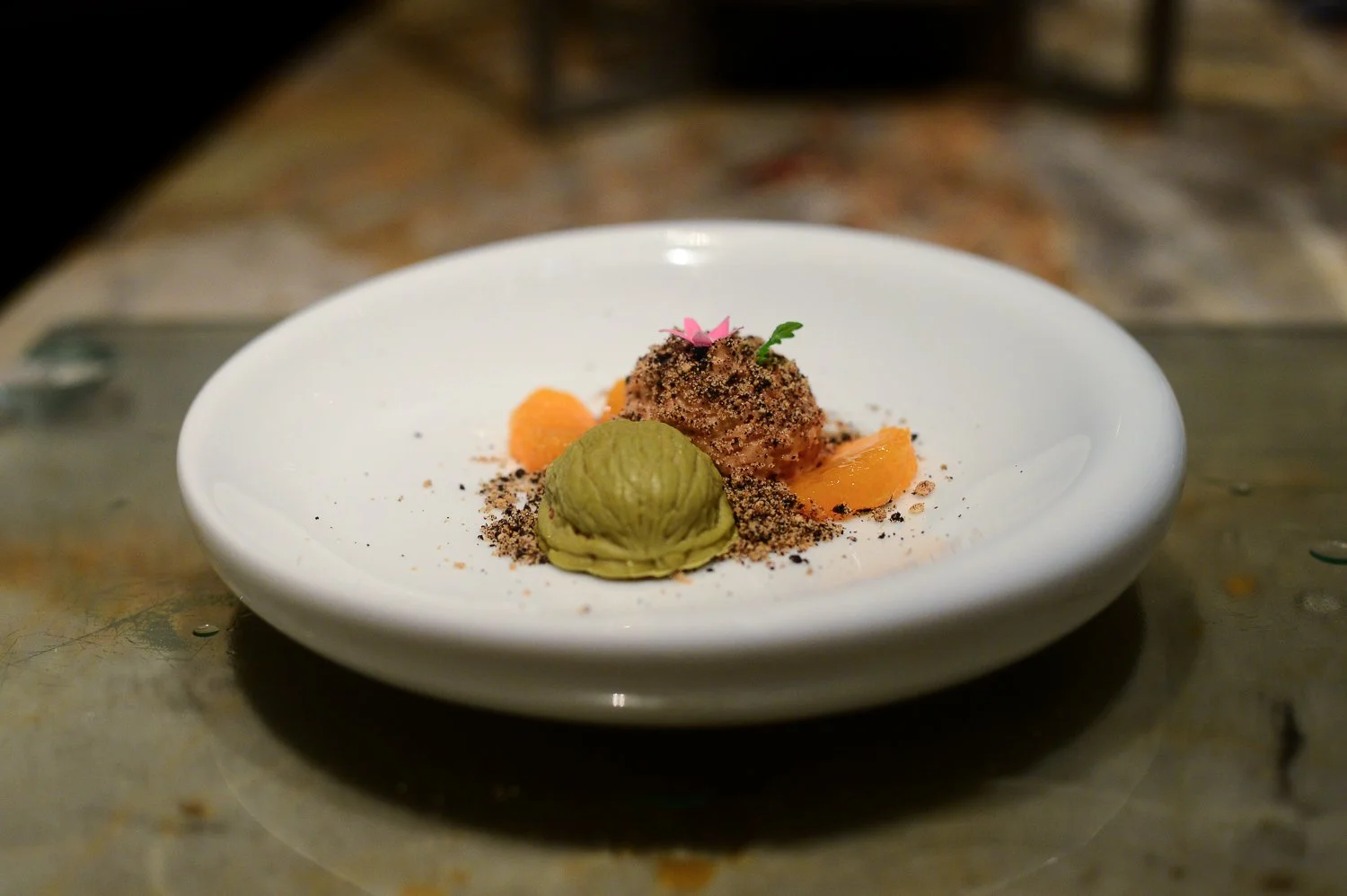 Walnut candy shell, field with chocolate mouse, cheesecake with elder flower syrup.