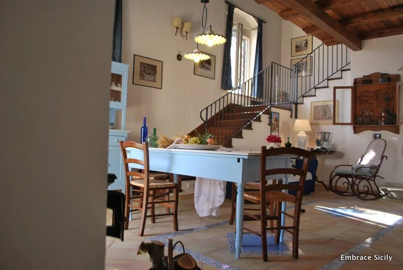 1_entrance living.jpg