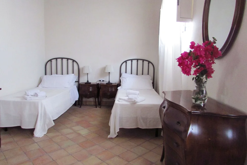 Apt 4 Room 1 bedroom twins