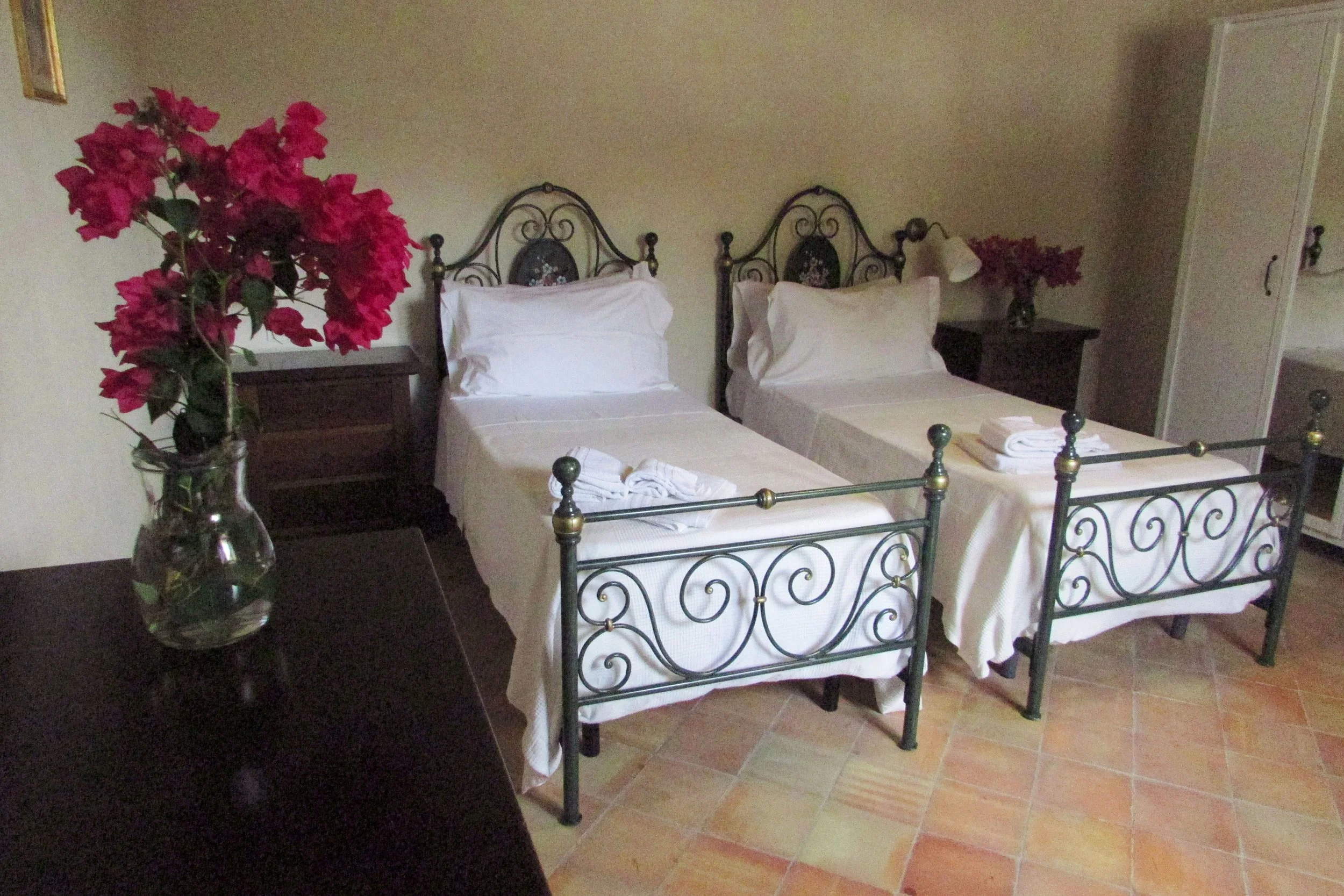 apt 5 bedroom 2 (1) (1).JPG