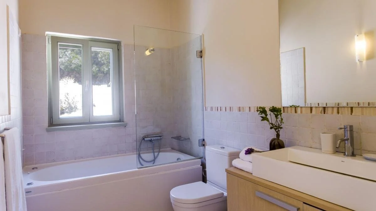Margherita Dal Pra Lefkada Villa Eos_room_upstairs_bathroom.jpg