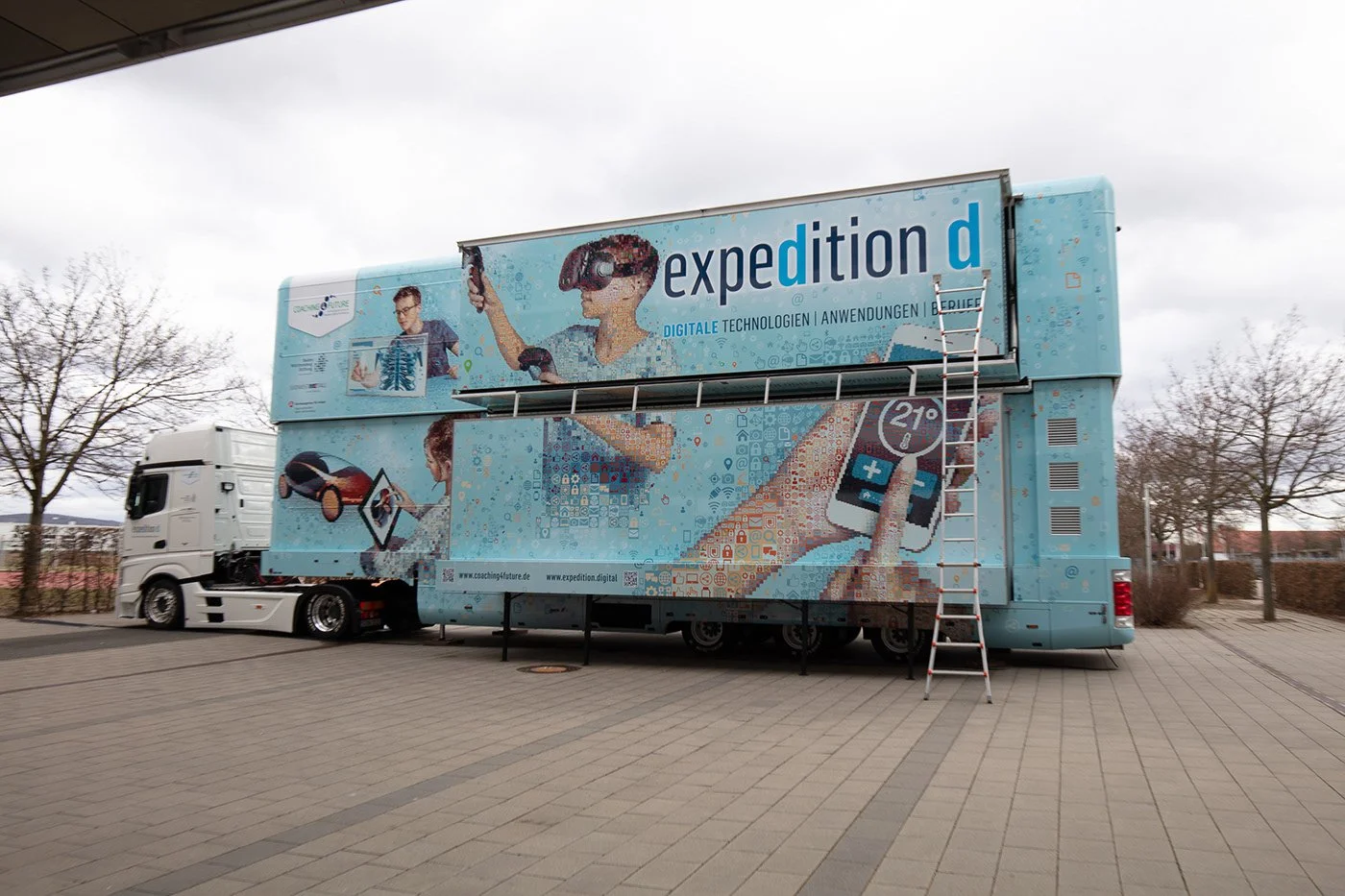   Expedition.Digital    roadshow truck – visiting schools across Germany. Mosaics on display.  