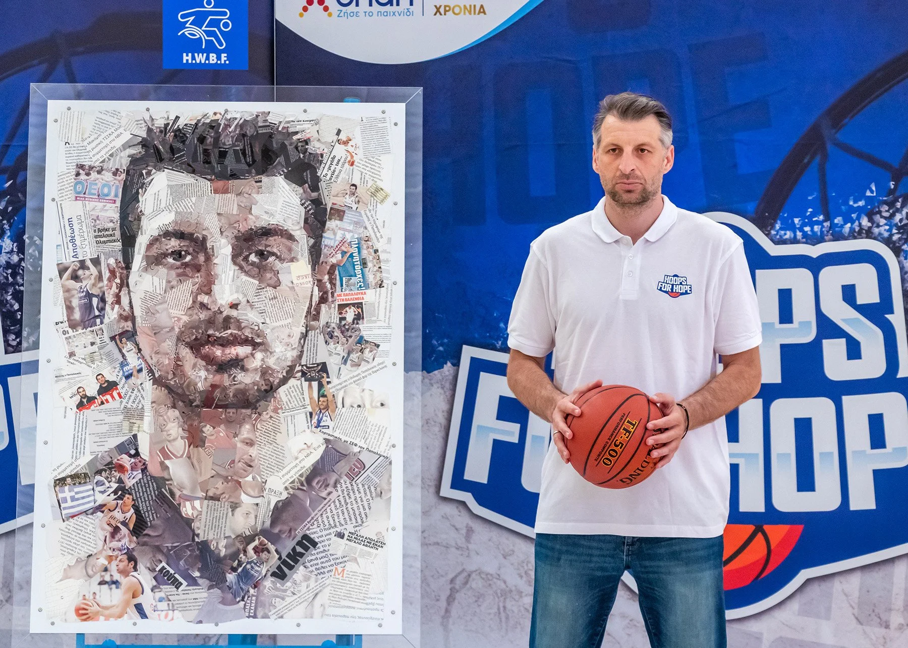 Legendary player Thodoris Papaloukas in front of his portrait.