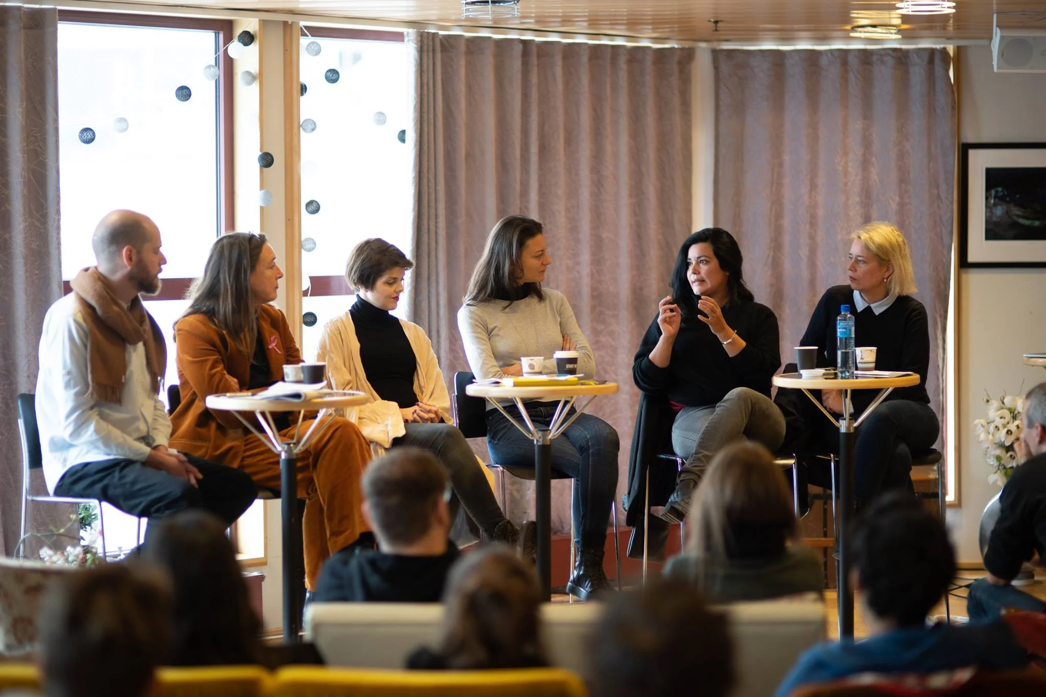 Paneldiskusjon om oppløsningen av sannhet og myter i film og bevegelige bilder