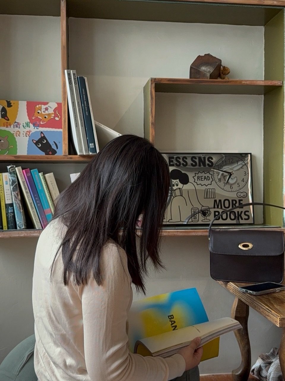 An old favorite meets a new one. Our well-loved Morning Oat cardigan and our new essential, the Signature Baguette.
#pleasureandglow