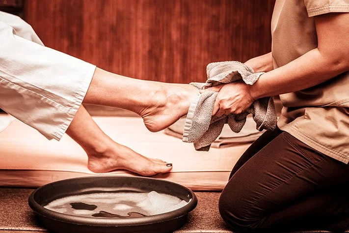 Fussbad vor einer thailändischen Fussmassage in Basel.