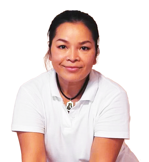 Eine Frau (Yanisa Borys) mit schwarzen Haaren, die ein weißes T-Shirt trägt, lächelt freundlich in die Kamera.