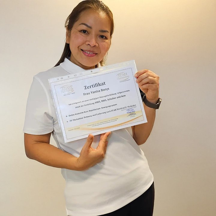 Zertifikat der ITAH MASSAGE Methode für 3D-Muskulatur-Dehnung und Lockerung in den Händen von Yanisa Borys.