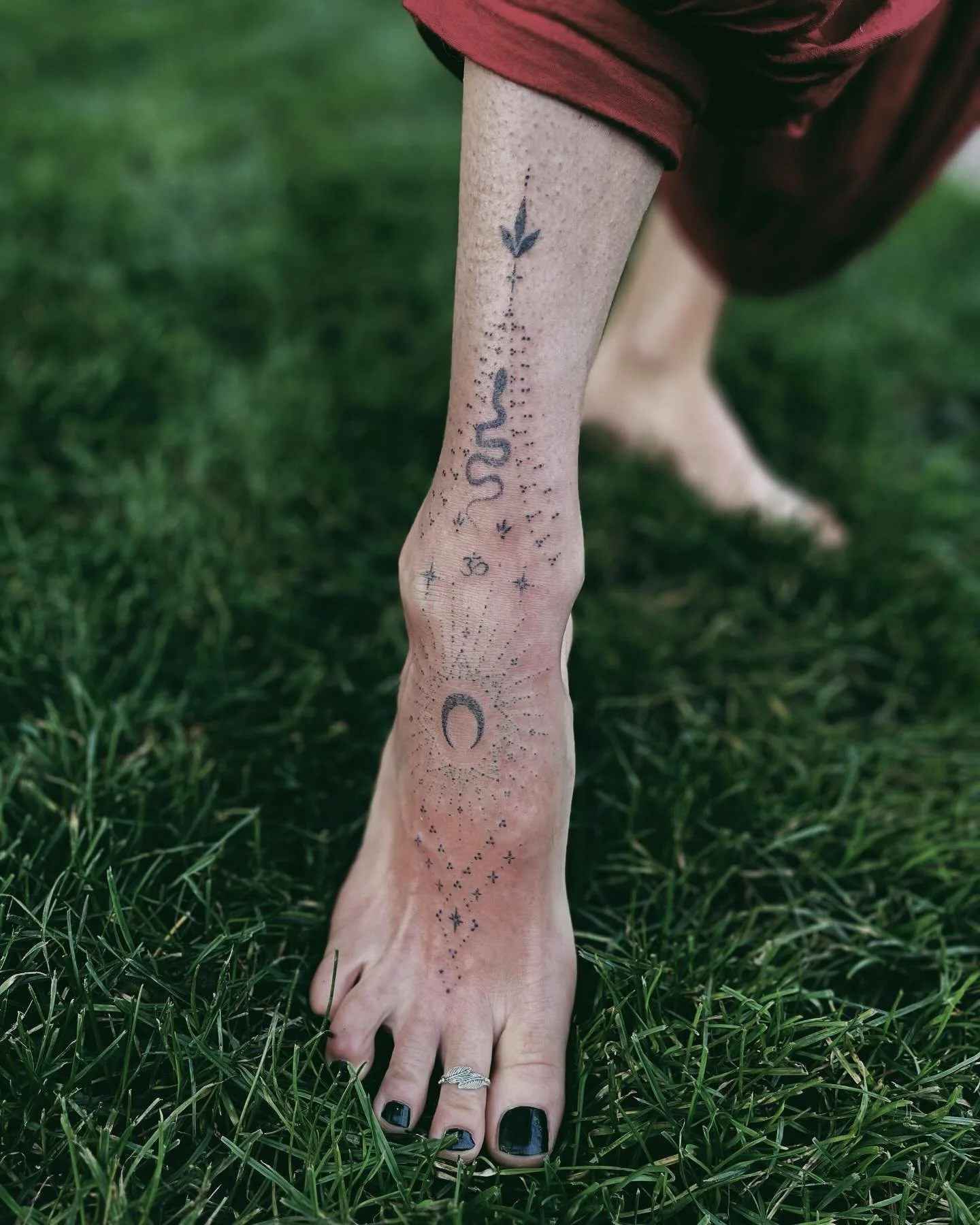 Foot adornment ✨

We can sometimes forget about our feet yet they play such an important role in our lives. Allowing us to ground into the earth, connecting us to root and mycelium systems beneath the earth, all the meridian nerve endings in the bott