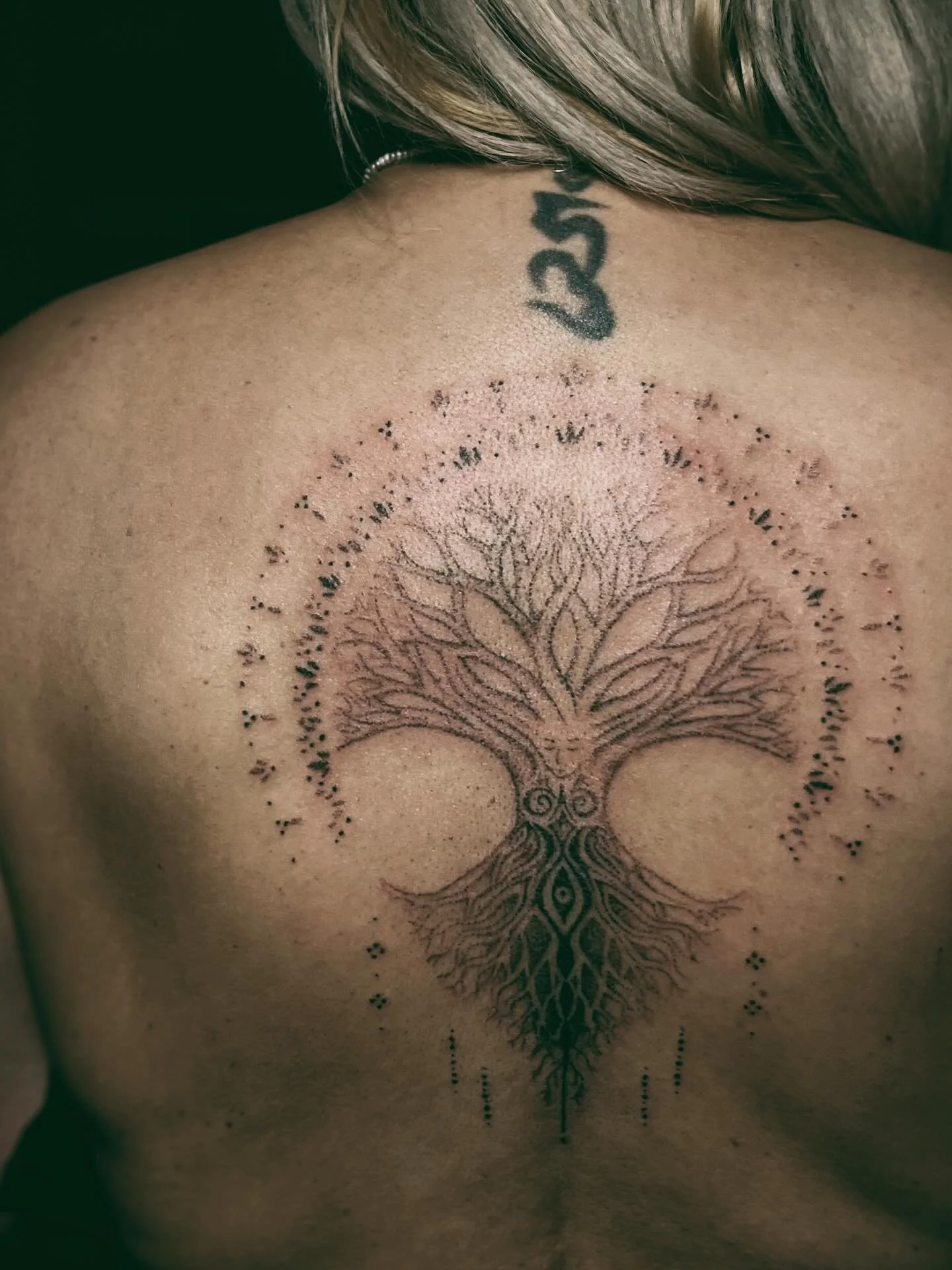 ꫀꪖ𝕣𝕥ꫝ ꪑꪮ𝕥ꫝꫀ𝕣 

The earth mother piece found her home on Ana Maria&rsquo;s body temple. 

Thank you sweet Ana Maria for your trust and surrender. 

This piece came through for me whilst I had to camp in my broken down van by a park and wait for a 
