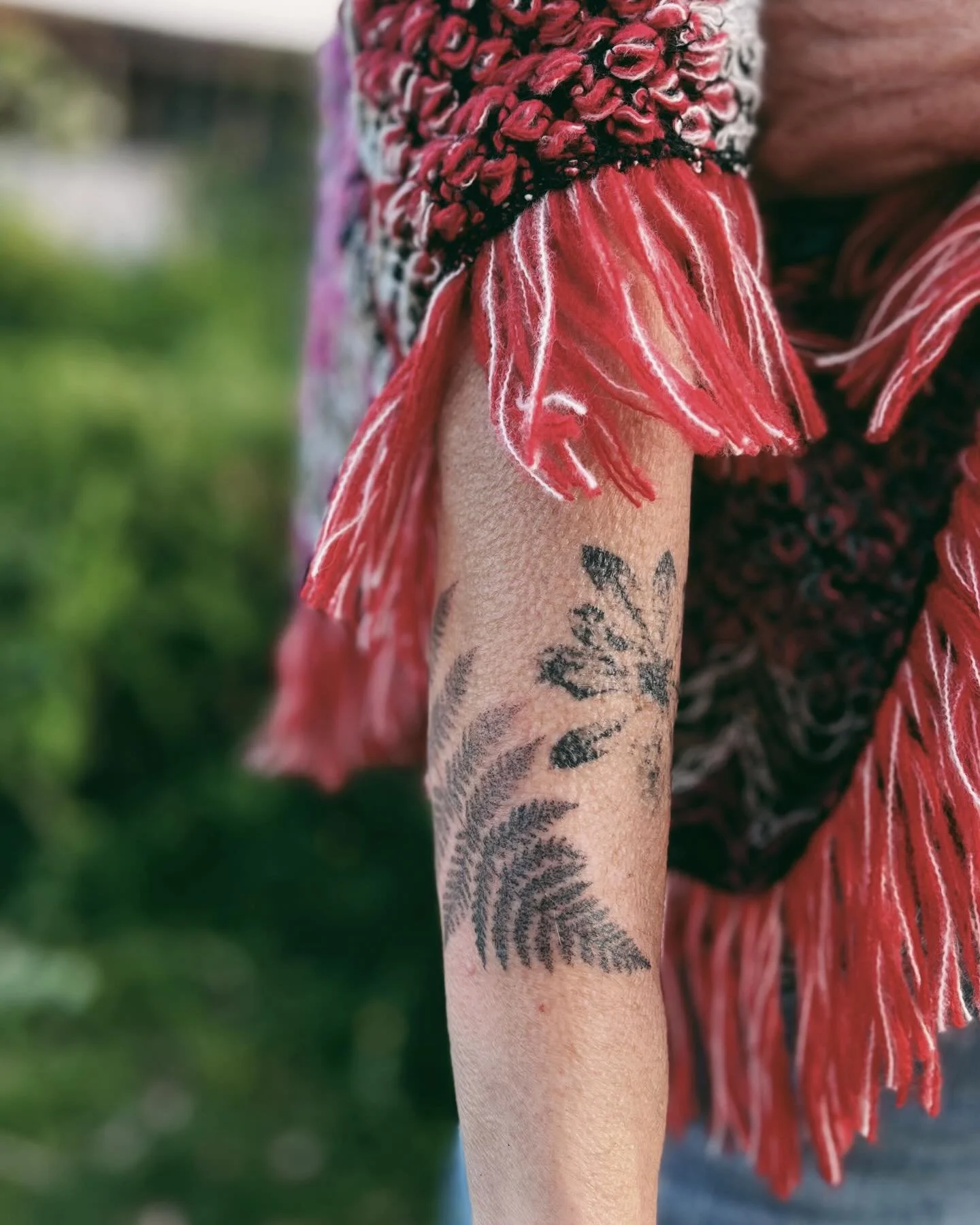 🌿 Fern 🌿

Was so beautiful to tattoo this fern, one of the most ancient plants around, that has seen and witnessed the shape shifting evolving earth over the last 360 million years! Fern always reminds me of dinosaurs and fairies.
Growing all over 