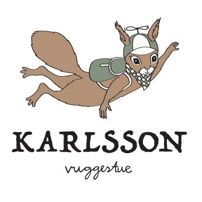 Illustration of a flying animal character with a backpack, wearing a cap and a scarf, with the name Karlsson and the word Vuggerstue below.