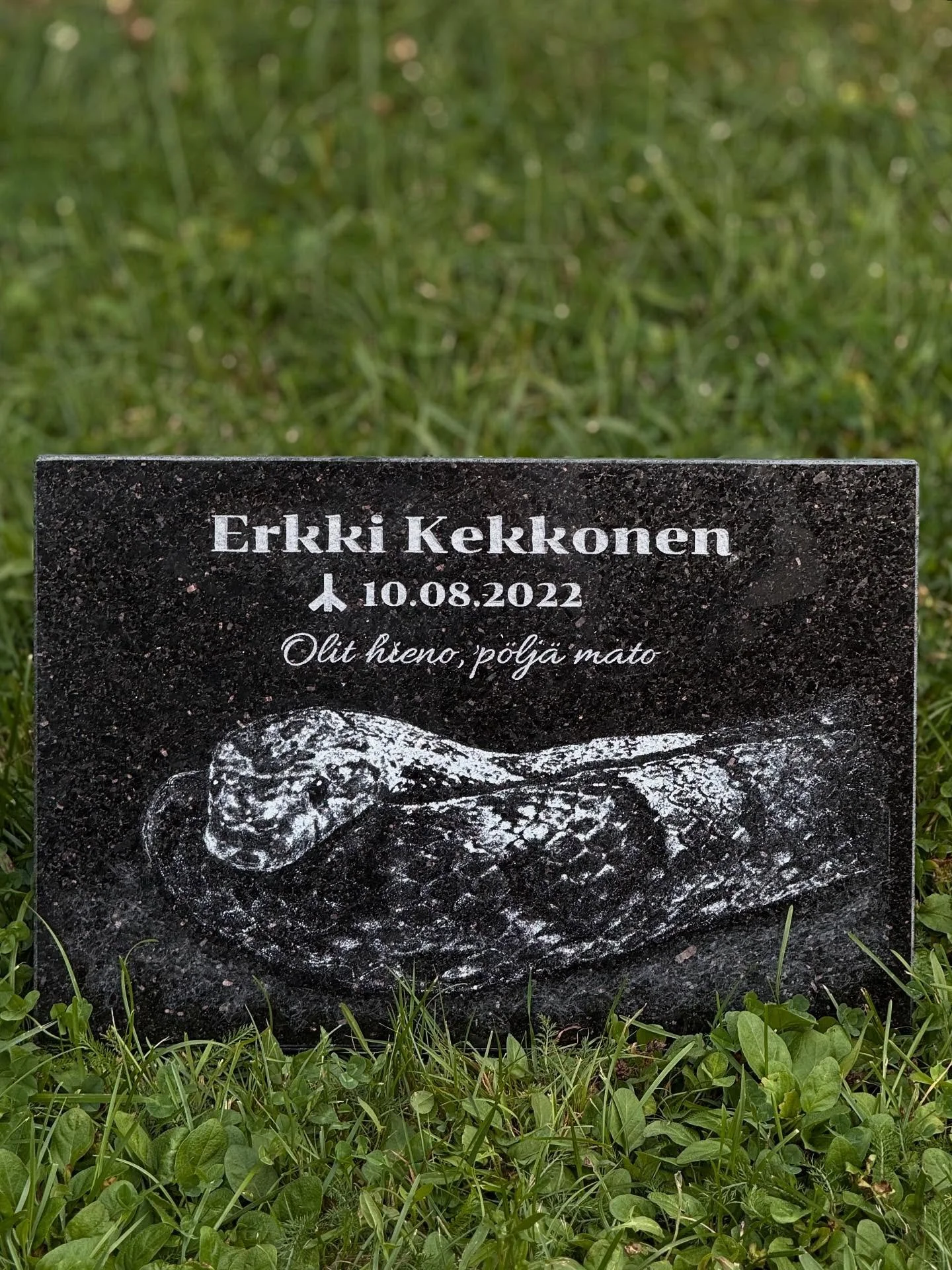 T&auml;ss&auml; meid&auml;n viimeisin erikoisty&ouml; &ndash; ensimm&auml;inen k&auml;&auml;rmekaiverrus koskaan!
Erkki Kekkosen muistoksi tehty kivi oli ainutlaatuinen tilaus, jossa toiveena oli ikuistaa yst&auml;v&auml; kauniisti kiveen.
Teksti &ld