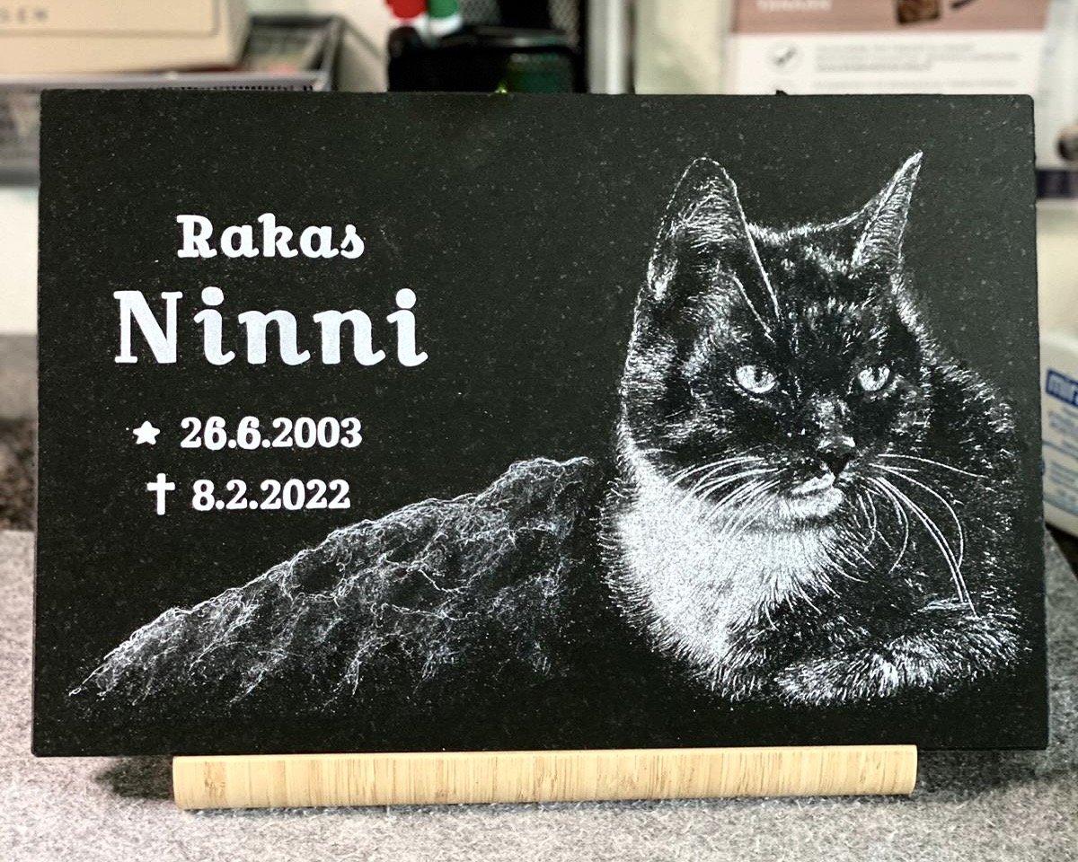 Iso lemmikin hautakivi Musta Kivi