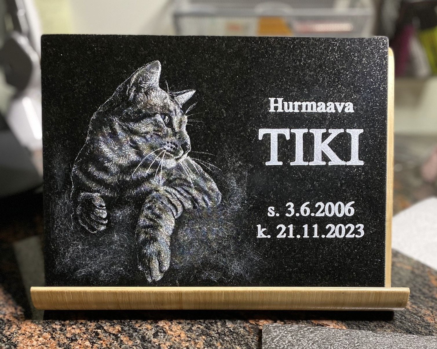 Pieni lemmikin hautakivi Musta Kivi