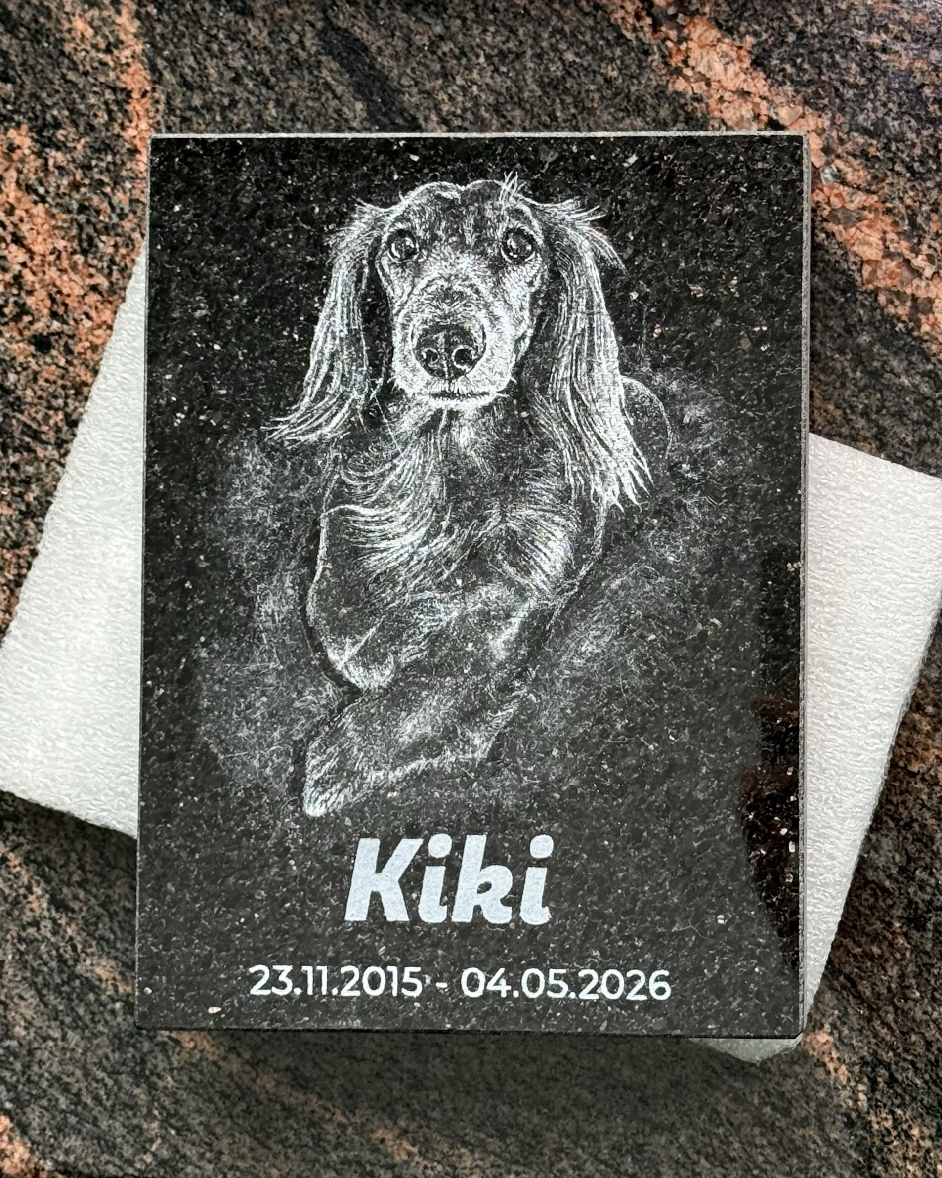 Pieni lemmikin hautakivi Black Galaxy