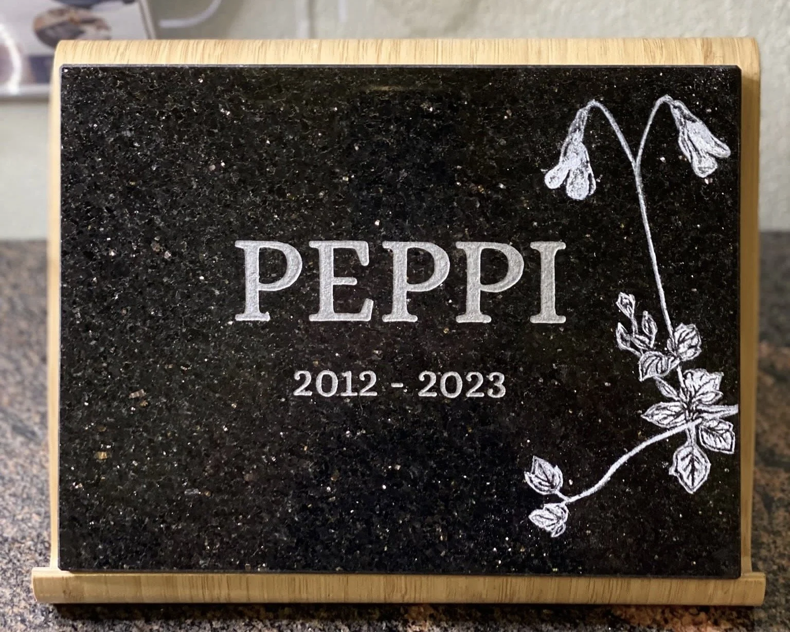 Pieni lemmikin hautakivi Black Galaxy