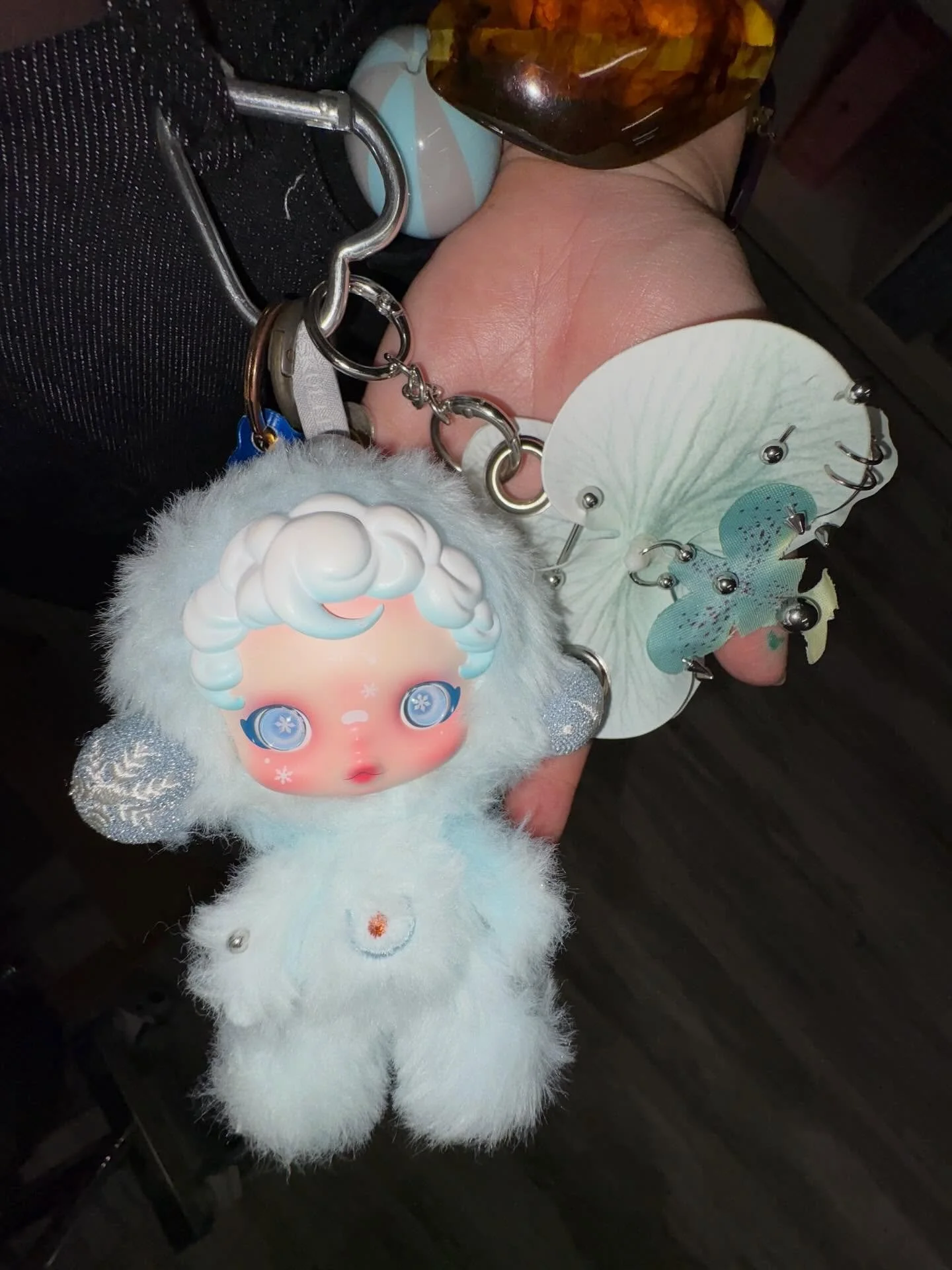 Butterfly orchid&ndash;style piercing decoration that can be hung on a bag.

#butterflyorchid #orchidaccessory #piercingstyle #bagcharm #handmadeaccessories #cuteaccessories #charmdecor #aestheticaccessories #fashioncharm #kawaiistyle #tattooshopstyl