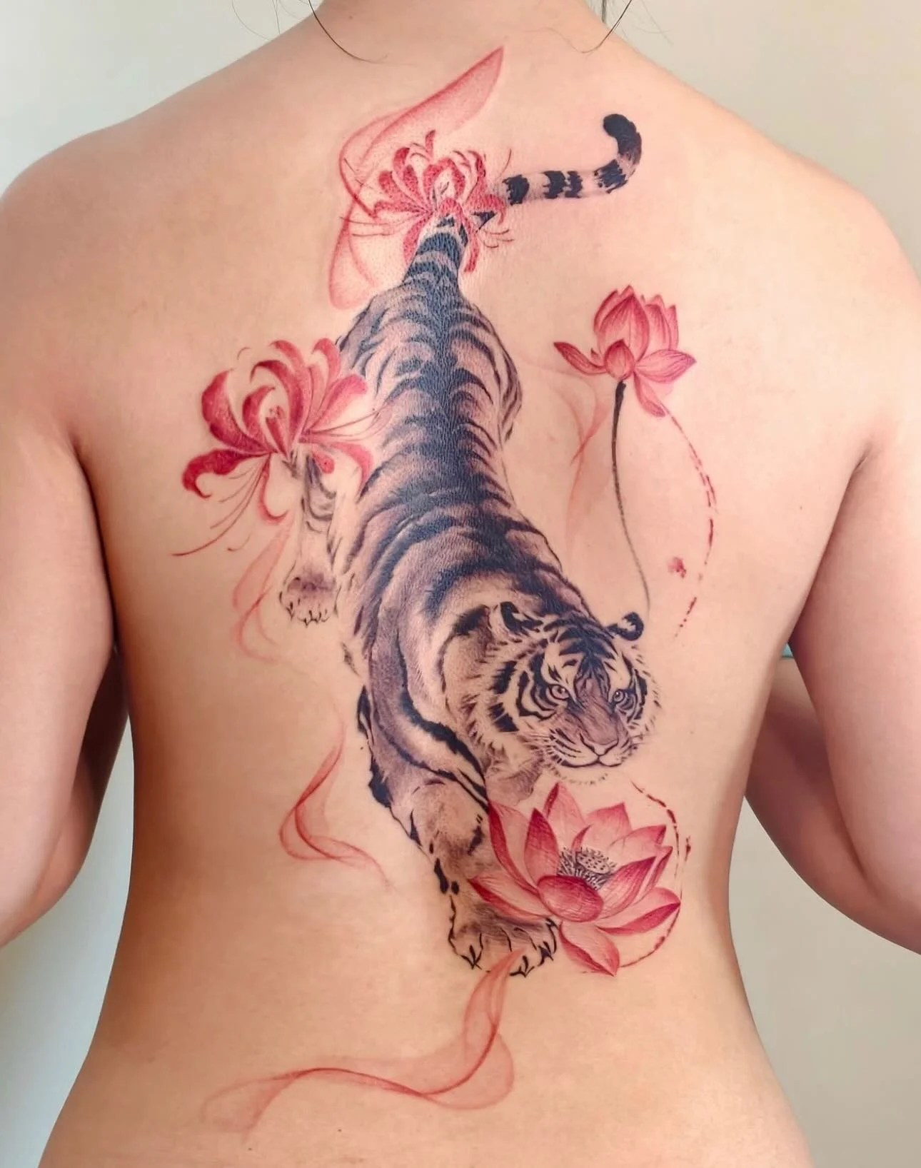 🐅 Fierce as a tiger.
🪷 Calm as a lotus.

A beautiful contrast of strength and elegance, captured in one tattoo. ✨

#sydneytattoo #tigertattoos #lotustattoo #inkwash 
#colortattoo
