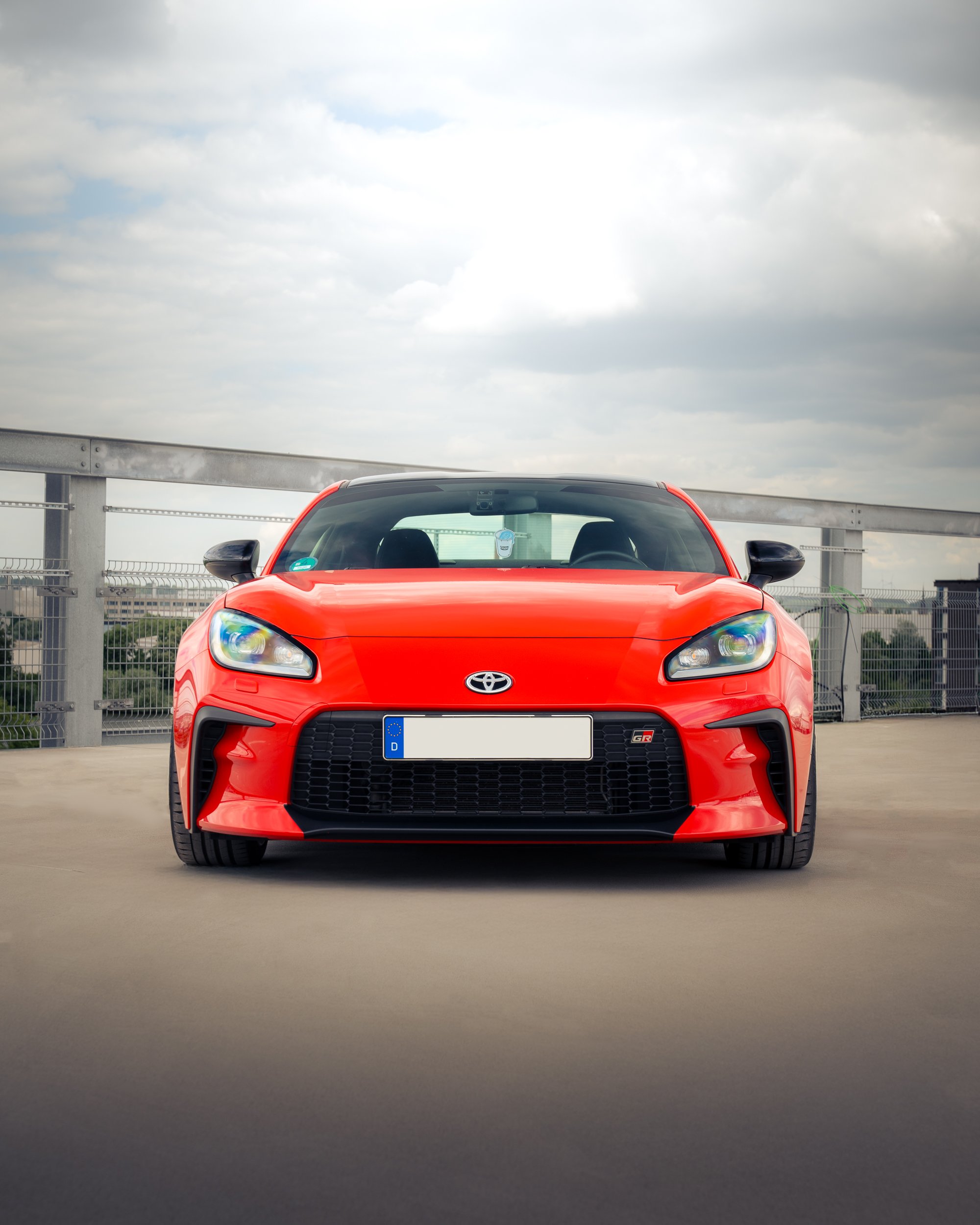 Roter Toyota GR86 im Frontansicht auf einer Parkdeck